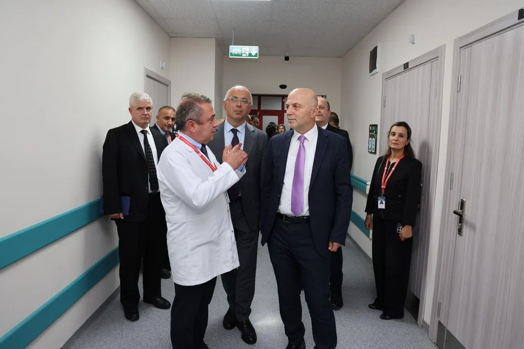 ZONGULDAK BÜLENT ECEVİT ÜNİVERSİTESİ (BEUN) REKTÖRÜ PROF. DR. AHMET ULUSOY, BEUN HASTANESİNİ ZİYARET EDEREK YÜRÜTÜLEN YENİLEME VE SAĞLIK HİZMETİ ÇALIŞMALARINI YERİNDE İNCELEYİP GÖREV BAŞINDAKİ SAĞLIK PERSONELİNE BAŞARI VE KOLAYLIKLAR DİLEDİ.