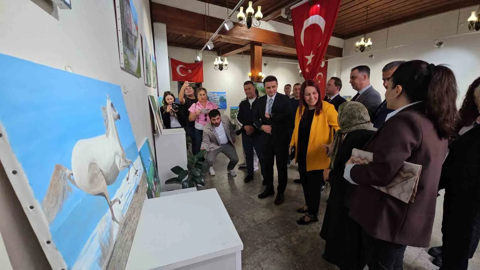 ZONGULDAK'TA TELEVİZYONDAKİ RESİM PROGRAMLARINI İZLEYEREK SANAT HAYATINA ADIM ATAN 81 YAŞINDAKİ ŞAHİNDE ERMİŞ, İLK SERGİSİNDEN 20 YIL SONRA İKİNCİ KİŞİSEL SERGİSİNİ SANATSEVERLERLE BULUŞTURDU.