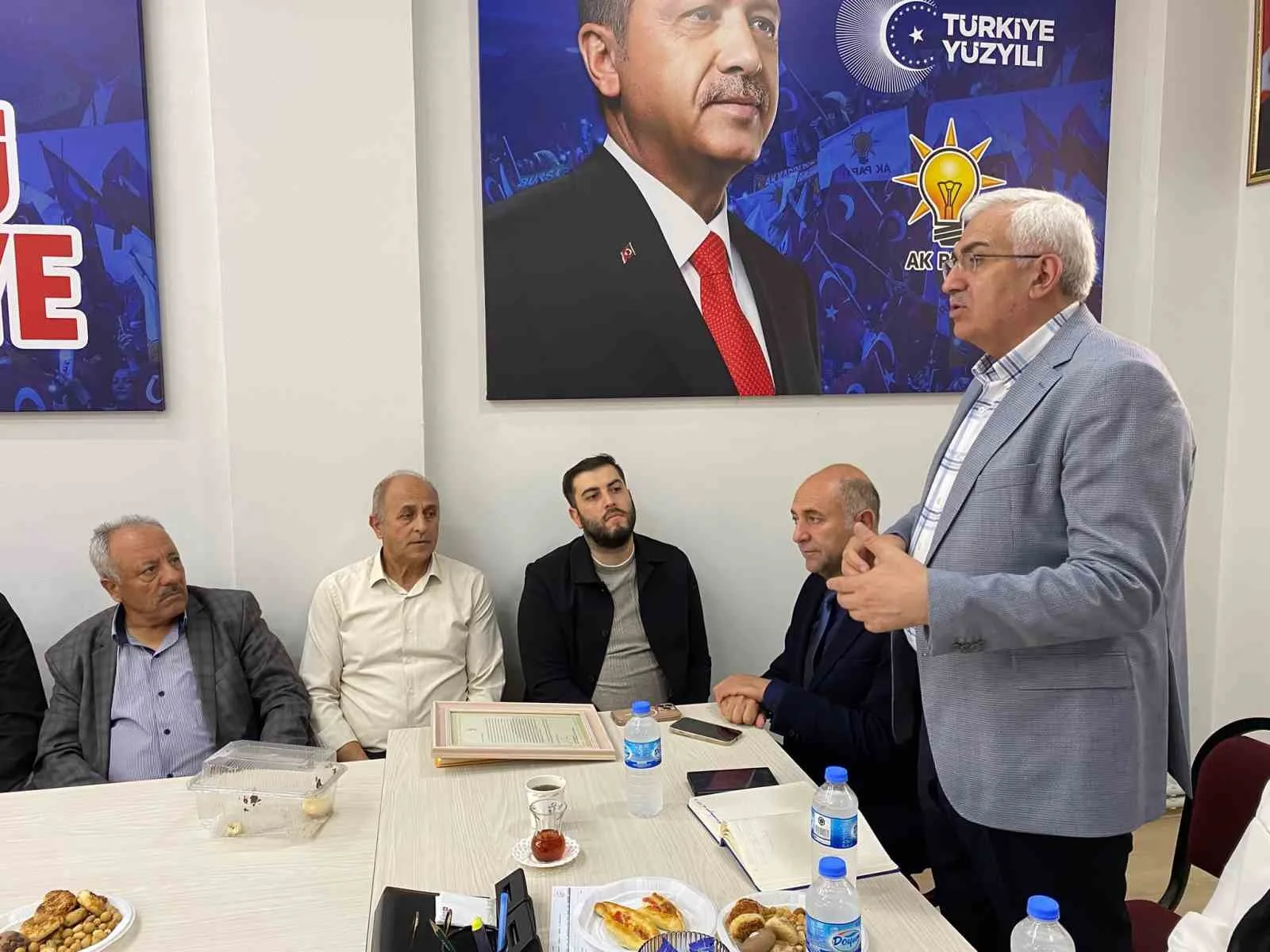 PALANDÖKEN BELEDİYE BAŞKANI MUHAMMET SUNAR, AK PARTİ ERZURUM MİLLETVEKİLİ MEHMET EMİN ÖZ VE AK PARTİ PALANDÖKEN İLÇE BAŞKANI DURMUŞ KILIÇ İLE BİRLİKTE İLÇEDE YÜRÜTÜLEN BELEDİYE HİZMETLERİNİ YERİNDE İNCELEDİ.