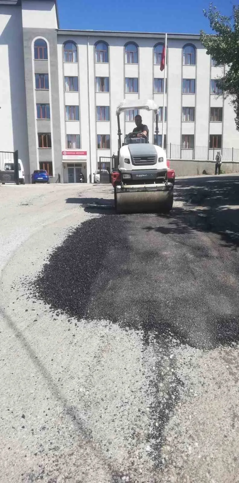 ZONGULDAK’TA UZUN SÜREDİR YOL SORUNLARIYLA GÜNDEME GELEN TEPEBAŞI MAHALLESİ’NDE, BOZUK VE KULLANIMA ELVERİŞSİZ DURUMDAKİ YOLLARA İL ÖZEL İDARESİ TARAFINDAN MÜDAHALE EDİLDİ.
