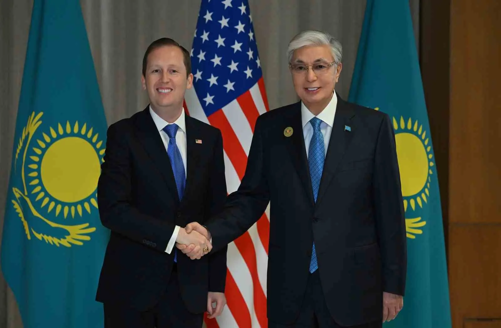 KAZAKİSTAN CUMHURBAŞKANI KASIM CÖMERT TOKAYEV, HİNDİSTAN’IN BAŞKENTİ YENİ DELHİ'DE DÜZENLENEN 18. BRICS ZİRVESİ KAPSAMINDA ABD’NİN GÜNEY VE ORTA ASYA ÖZEL TEMSİLCİSİ SERGİO GOR İLE GÖRÜŞEREK, BAŞKAN DONALD TRUMP’I ÜLKESİNE DAVET ETTİ.