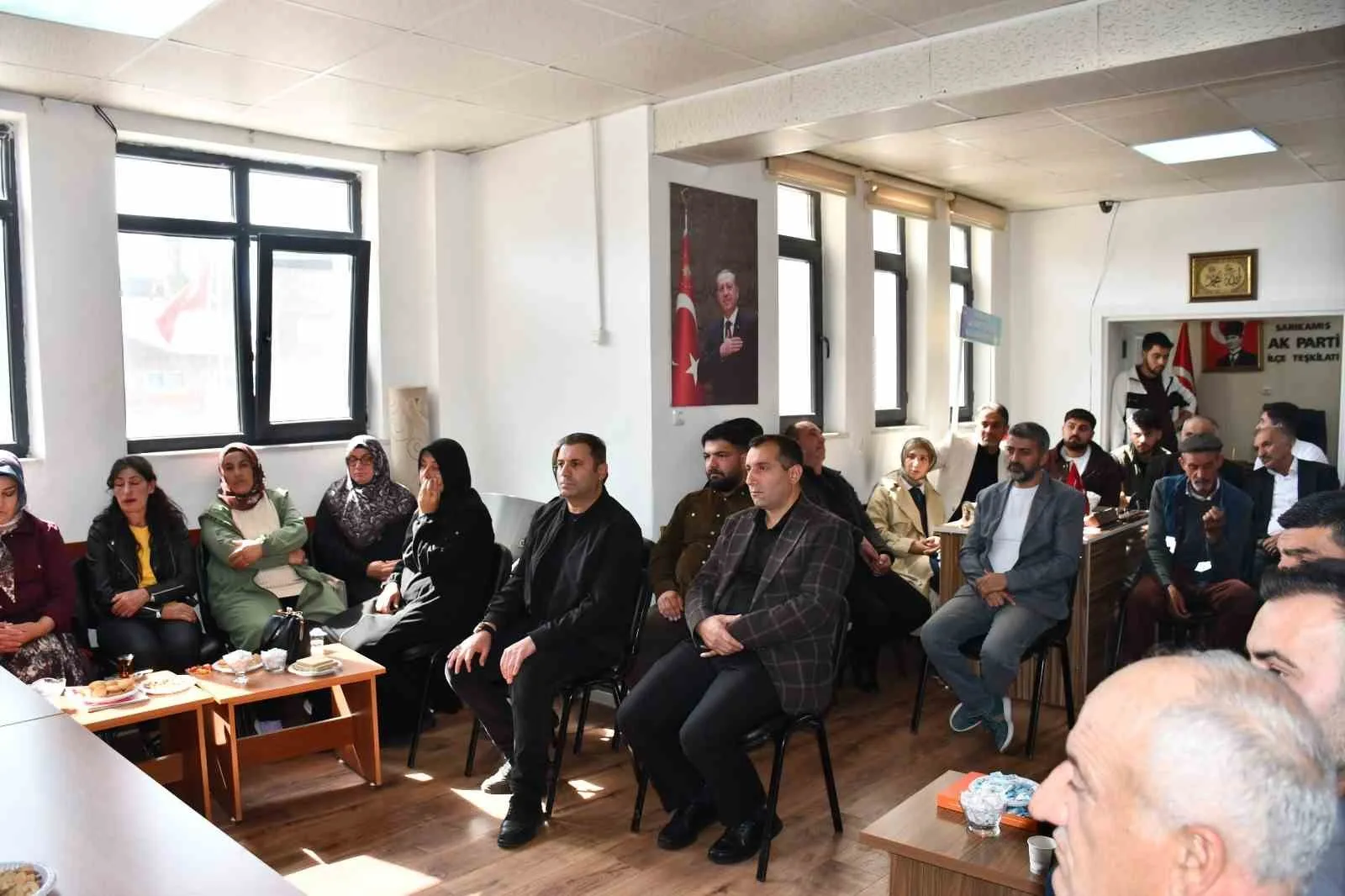 TÜRKİYE YÜZYILI BULUŞMALARI İÇİN KARS’A GELEN AK PARTİ ERZURUM MİLLETVEKİLİ ÖZ, SARIKAMIŞ’TA ESNAF VE TEŞKİLATLA BULUŞTU(KARS-İHA)