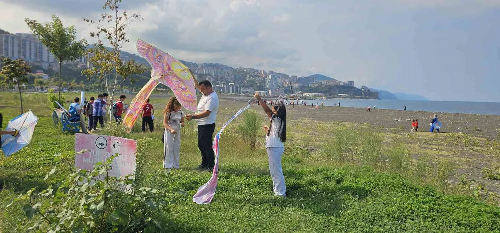 ZONGULDAK'TA ÖĞRENCİLER, FİLİSTİN'DE YAŞANAN İNSANLIK DRAMINA DİKKAT ÇEKMEK İÇİN ETKİNLİKTE BULUŞTU. "UÇURTMALAR VURULMASIN, GÖKYÜZÜ ÇOCUKLARA KALSIN" TEMASIYLA GERÇEKLEŞTİRİLEN ETKİNLİKTE FİLİSTİNLİ ÇOCUKLAR UNUTULMADI.