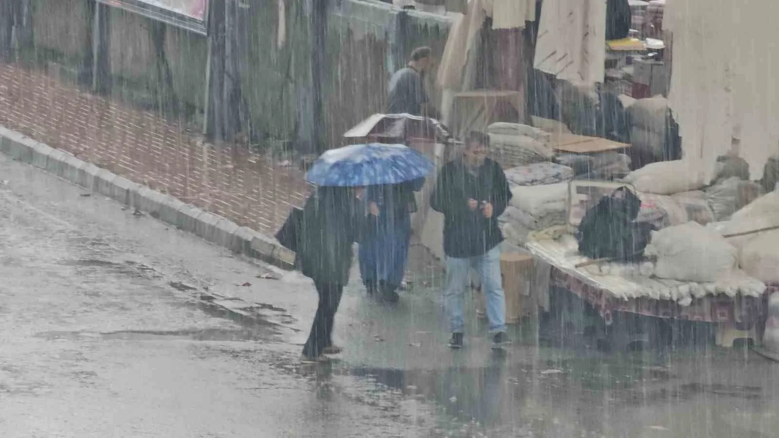 ZONGULDAK'TA ANİDEN BASTIRAN SAĞANAK YAĞIŞ VATANDAŞLARA ZOR ANLAR YAŞATTI.