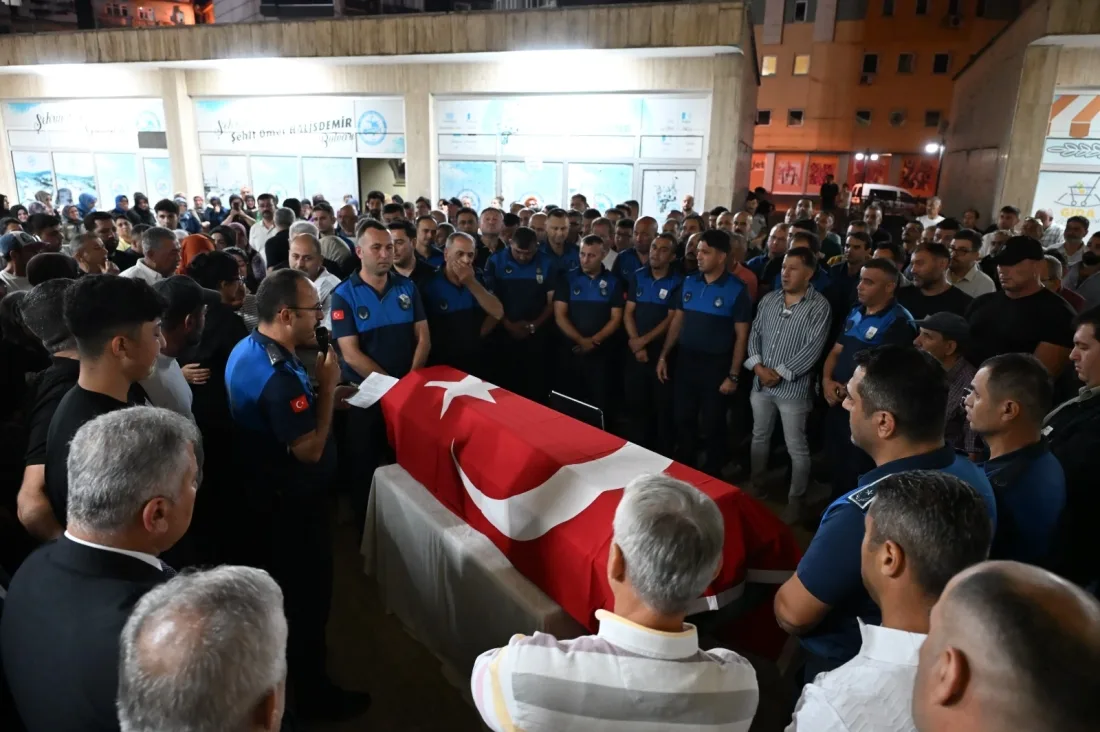 Vefat Eden Zabıta Memuru Lütfi Piri İçin Belediye Önünde Tören Düzenlendi