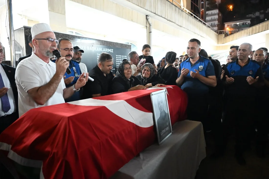 Vefat Eden Zabıta Memuru Lütfi Piri İçin Belediye Önünde Tören Düzenlendi
