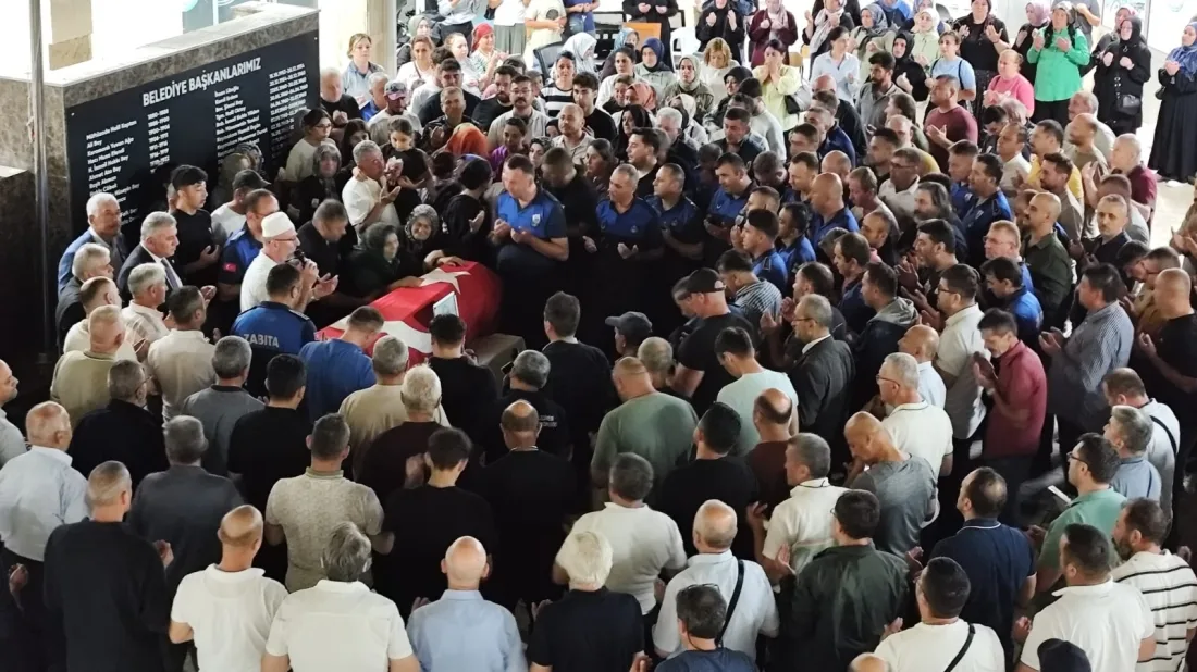 Vefat Eden Zabıta Memuru Lütfi Piri İçin Belediye Önünde Tören Düzenlendi