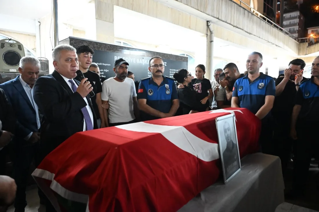 Vefat Eden Zabıta Memuru Lütfi Piri İçin Belediye Önünde Tören Düzenlendi