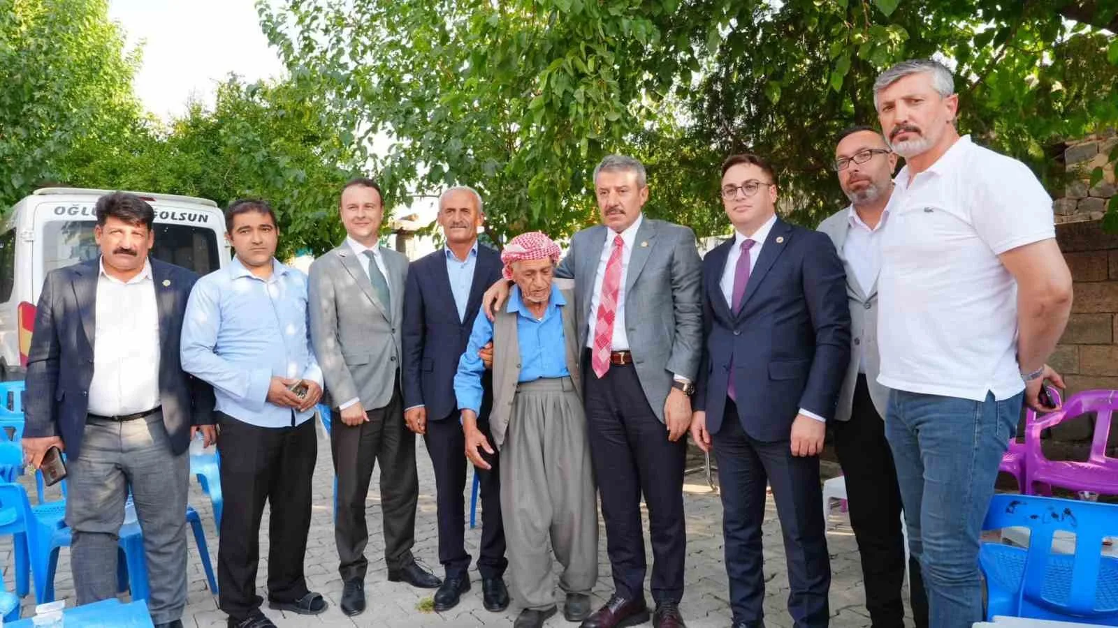 AK PARTİ ŞIRNAK MİLLETVEKİLİ ARSLAN TATAR, VALİ YARDIMCISI MURAT ÇİÇEK VE İDİL KAYMAKAMI ANIL ADIGÜZEL İLE BİRLİKTE İDİL’E BAĞLI KÖYLERİ ZİYARET EDEREK VATANDAŞLARIN TALEPLERİNİ YERİNDE DİNLEDİ.