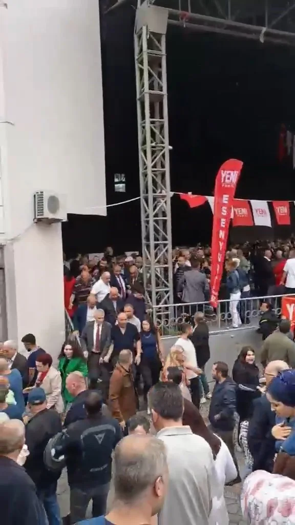 YENİ PARTİ ESENYURT İLÇE KONGRESİ'NDE PARTİLİLER ARASINDA GERGİNLİK ÇIKTI.