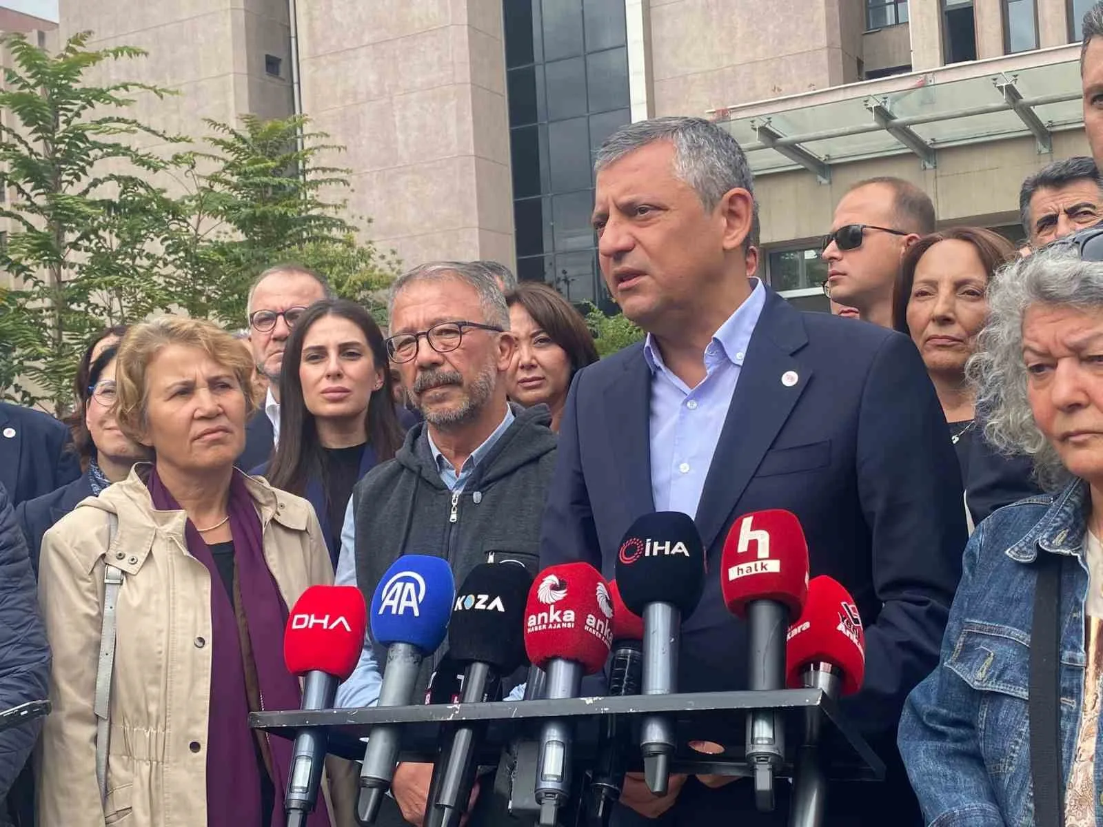 ANKARA ADLİYESİ'NDE GÖRÜLEN GAR SALDIRISI DAVASINI TAKİP EDEN YENİ PARTİ GENEL BAŞKANI ÖZGÜR ÖZEL, “BURADAKİ KATLİAM İNSANLIĞA KARŞI İŞLENMİŞ BİR SUÇTUR” DEDİ.