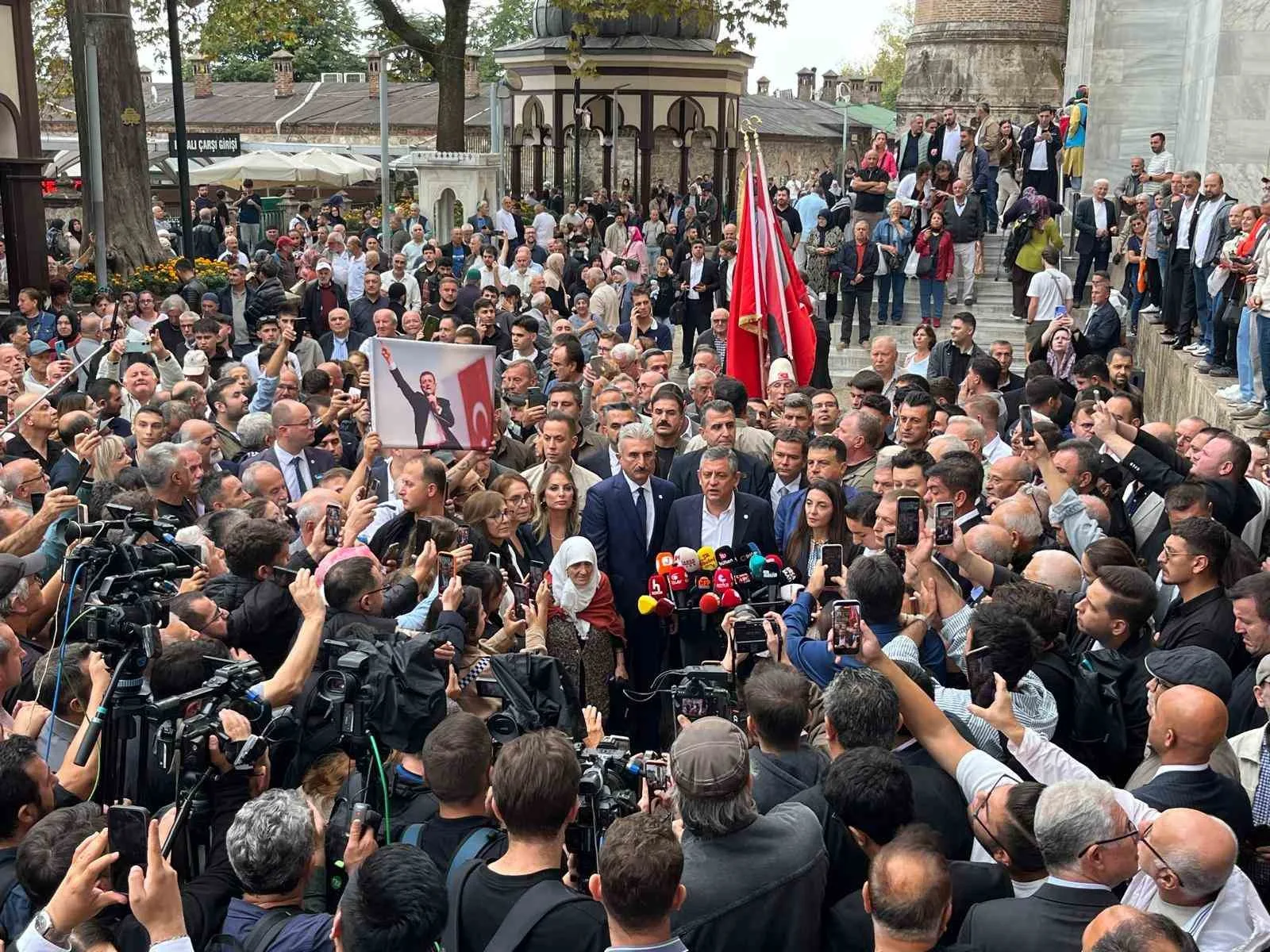 YENİ PARTİ GENEL BAŞKANI ÖZGÜR ÖZEL, BURSA’DAKİ TEMASLARI KAPSAMINDA CUMA NAMAZI ÇIKIŞI AÇIKLAMALARDA BULUNDU.