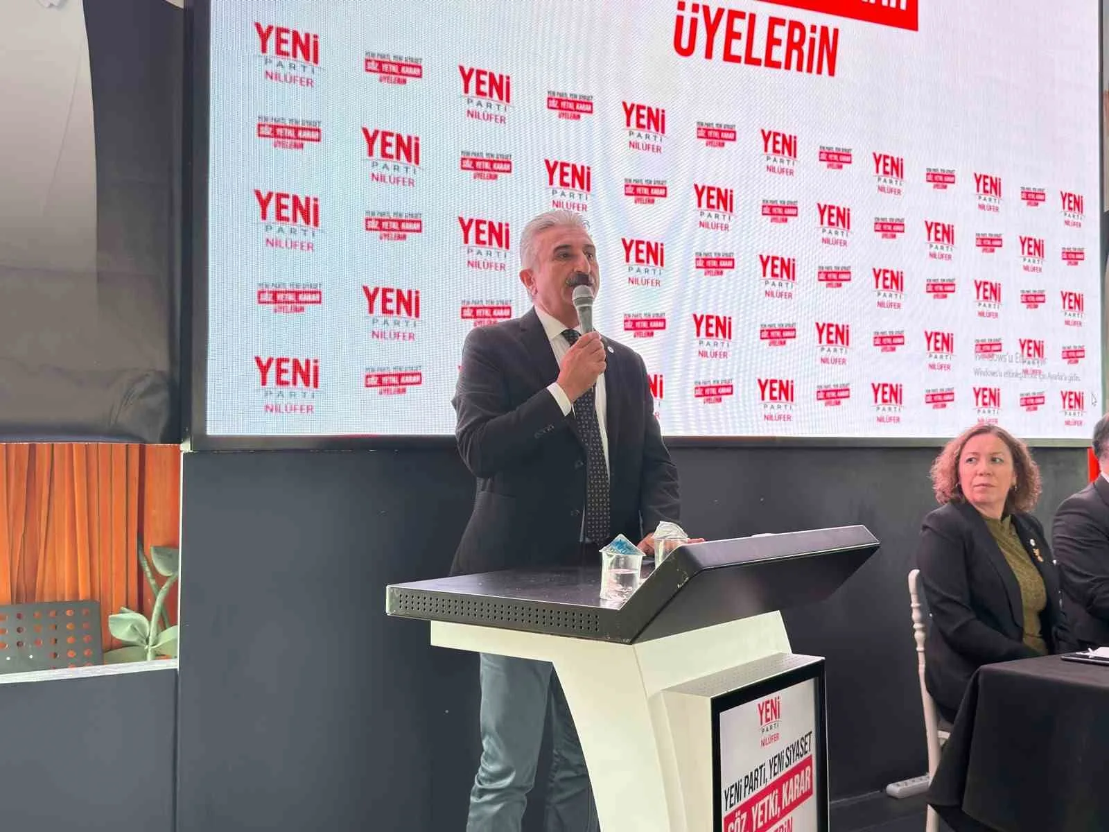 YENİ PARTİ NİLÜFER İLÇE BAŞKANLIĞI SEÇİMİNDE AHMET EREN MEMİÇ İLE YASEMİN ADALI’NIN YARIŞTIĞI SEÇİM SONUÇLANDI. TOPLAM BİN 243 OYUN KULLANILDIĞI SEÇİMDE AHMET EREN MEMİÇ 812 OY ALARAK SEÇİMİ ÖNDE TAMAMLADI. SEÇİMDE DİKKAT ÇEKEN DETAY İSE PROTESTO OYLARI OLDU.