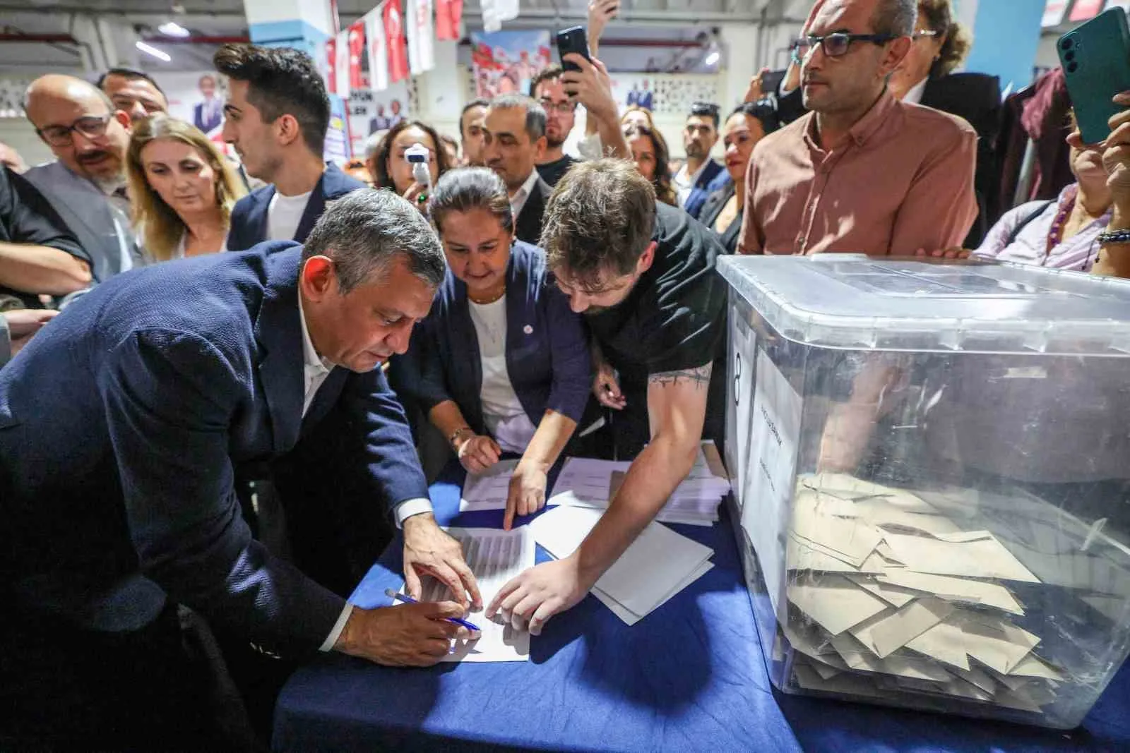 YENİ PARTİ YUNUSEMRE İLÇE BAŞKANLIĞI İÇİN ÖN SEÇİM YAPILDI. MEVCUT İLÇE BAŞKANI YALÇIN ARCAK İLE HASAN İMAMOĞLU’NUN ADAY OLDUĞU SEÇİMDE YENİ PARTİ GENEL BAŞKANI VE MANİSA MİLLETVEKİLİ ÖZGÜR ÖZEL DE OY KULLANDI.