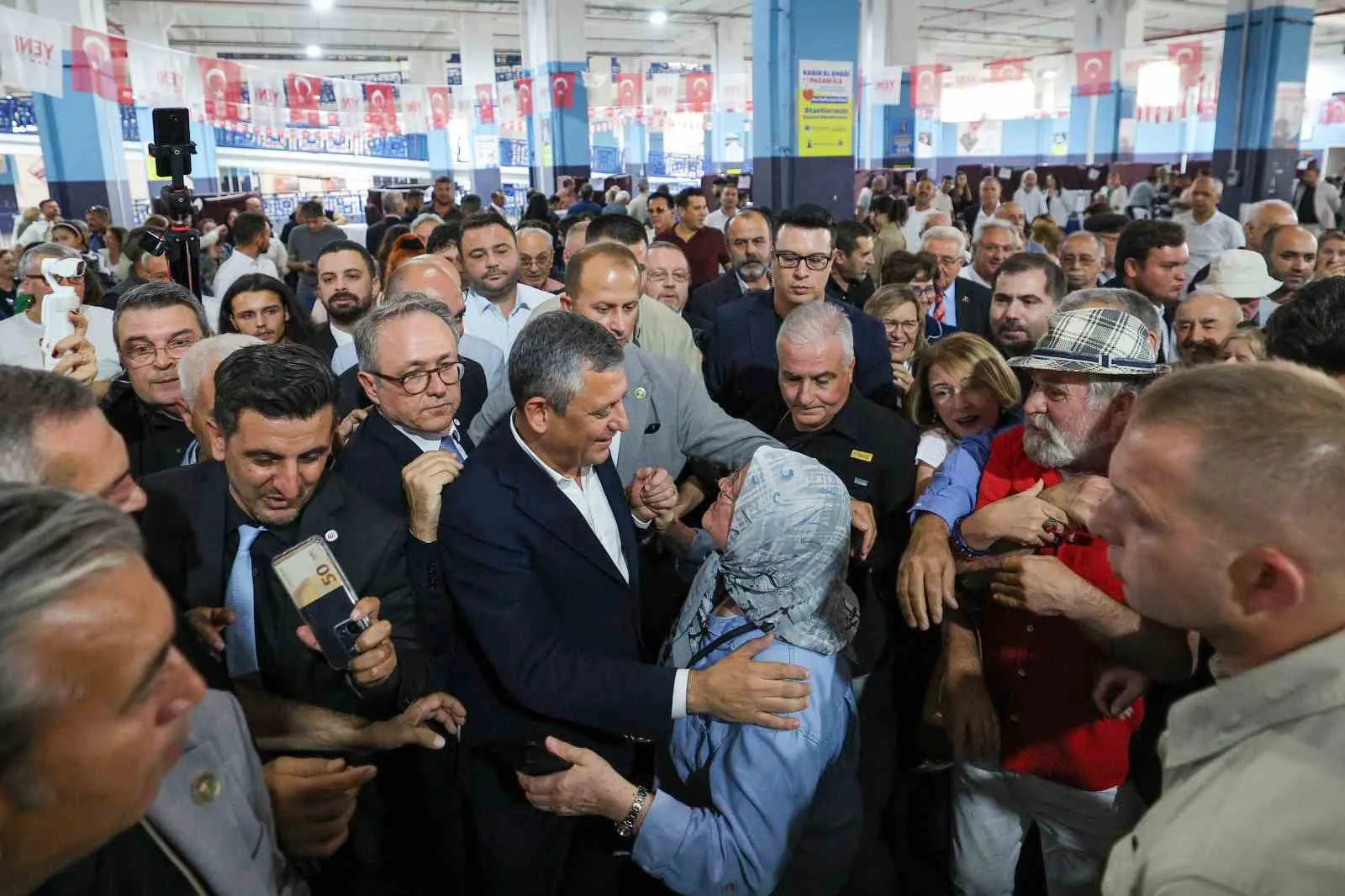 YENİ PARTİ YUNUSEMRE İLÇE BAŞKANLIĞI İÇİN ÖN SEÇİM YAPILDI. MEVCUT İLÇE BAŞKANI YALÇIN ARCAK İLE HASAN İMAMOĞLU’NUN ADAY OLDUĞU SEÇİMDE YENİ PARTİ GENEL BAŞKANI VE MANİSA MİLLETVEKİLİ ÖZGÜR ÖZEL DE OY KULLANDI. ÖZEL, PARTİDE İLÇE BAŞKANININ TÜM ÜYELERİN OYLARIYLA BELİRLENMESİNE İLİŞKİN YENİ SEÇİM MODELİNİN UYGULANACAĞINI SÖYLEDİ.