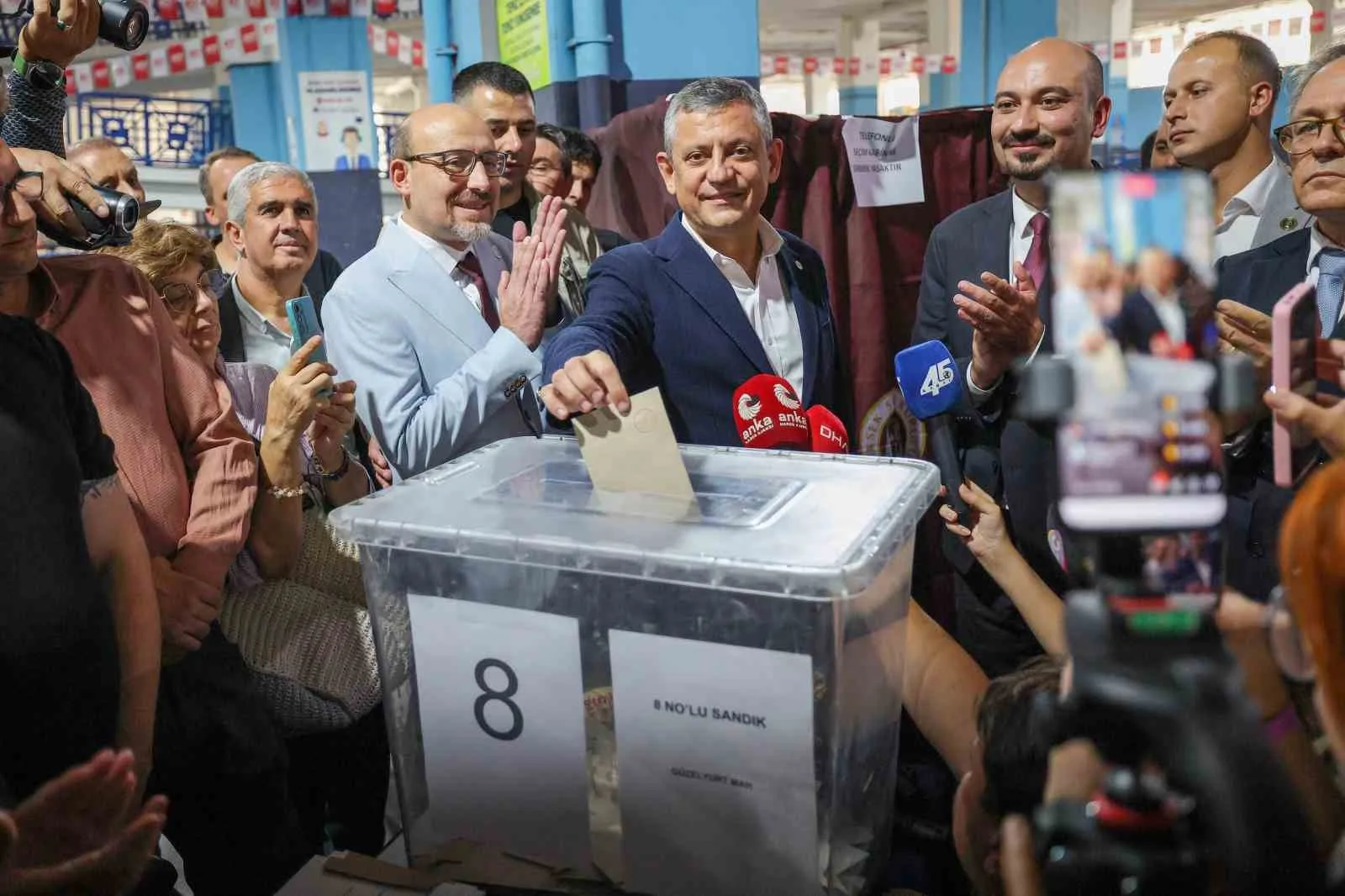 YENİ PARTİ YUNUSEMRE İLÇE BAŞKANLIĞI İÇİN ÖN SEÇİM YAPILDI. MEVCUT İLÇE BAŞKANI YALÇIN ARCAK İLE HASAN İMAMOĞLU’NUN ADAY OLDUĞU SEÇİMDE YENİ PARTİ GENEL BAŞKANI VE MANİSA MİLLETVEKİLİ ÖZGÜR ÖZEL DE OY KULLANDI.