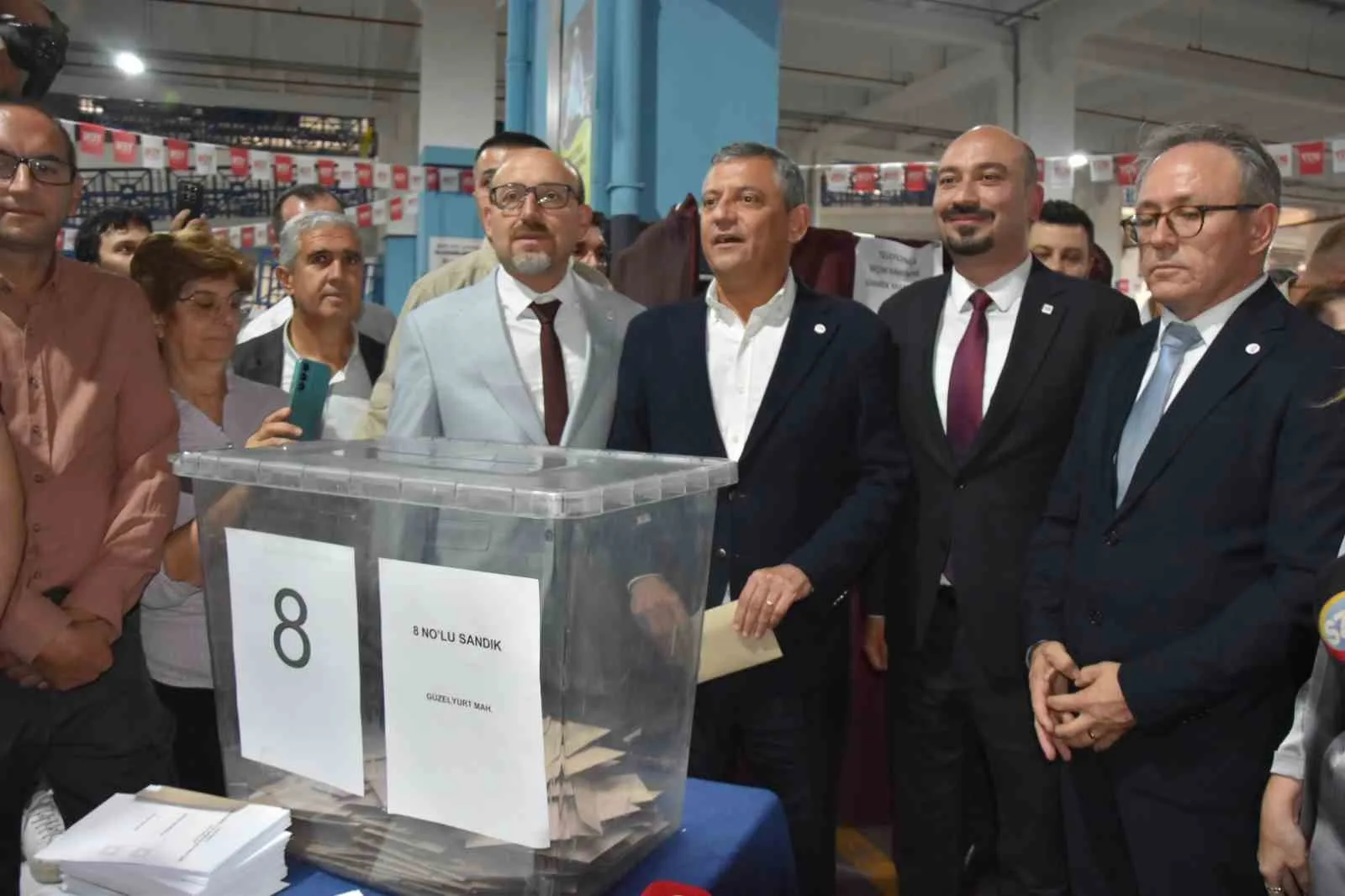 YENİ PARTİ YUNUSEMRE İLÇE BAŞKANLIĞI İÇİN ÖN SEÇİM YAPILDI. MEVCUT İLÇE BAŞKANI YALÇIN ARCAK İLE HASAN İMAMOĞLU’NUN ADAY OLDUĞU SEÇİMDE YENİ PARTİ GENEL BAŞKANI VE MANİSA MİLLETVEKİLİ ÖZGÜR ÖZEL DE OY KULLANDI.