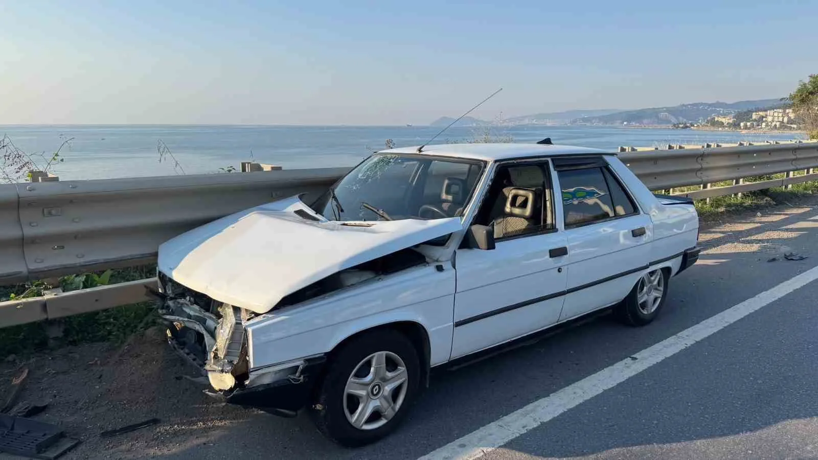 ZONGULDAK'IN ALAPLI İLÇESİNDE YOLA FIRLAYAN KÖPEĞE ÇARPMAMAK İÇİN FREN YAPAN OTOMOBİLE ARKADAN BAŞKA BİR ARACIN ÇARPMASI SONUCU MEYDANA GELEN KAZADA 5 KİŞİ YARALANDI.