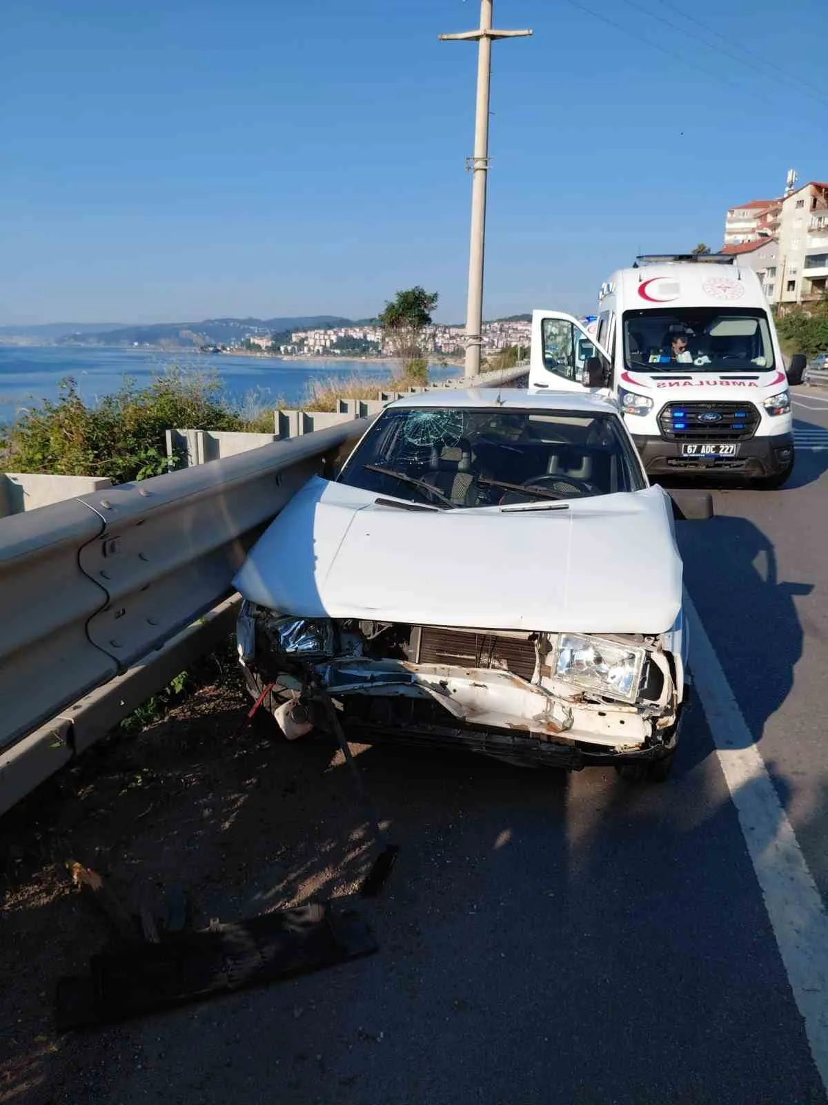 ZONGULDAK'IN ALAPLI İLÇESİNDE YOLA FIRLAYAN KÖPEĞE ÇARPMAMAK İÇİN FREN YAPAN OTOMOBİLE ARKADAN BAŞKA BİR ARACIN ÇARPMASI SONUCU MEYDANA GELEN KAZADA 5 KİŞİ YARALANDI.