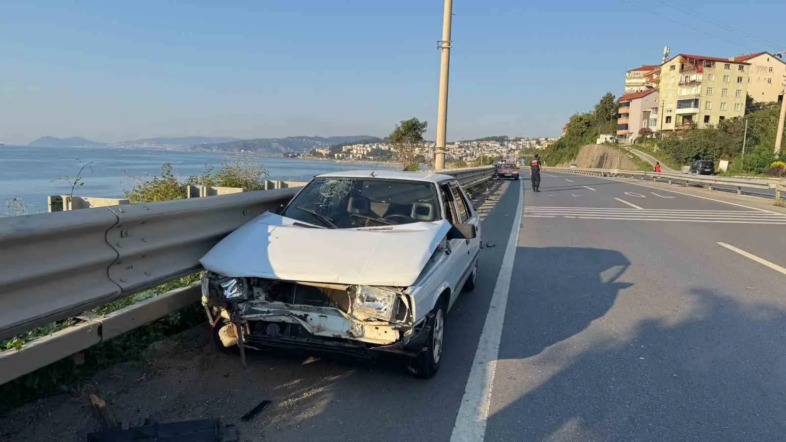 ZONGULDAK'IN ALAPLI İLÇESİNDE YOLA FIRLAYAN KÖPEĞE ÇARPMAMAK İÇİN FREN YAPAN OTOMOBİLE ARKADAN BAŞKA BİR ARACIN ÇARPMASI SONUCU MEYDANA GELEN KAZADA 5 KİŞİ YARALANDI.