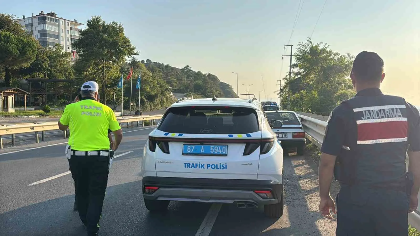 ZONGULDAK'IN ALAPLI İLÇESİNDE YOLA FIRLAYAN KÖPEĞE ÇARPMAMAK İÇİN FREN YAPAN OTOMOBİLE ARKADAN BAŞKA BİR ARACIN ÇARPMASI SONUCU MEYDANA GELEN KAZADA 5 KİŞİ YARALANDI.
