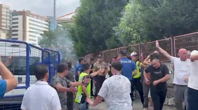 TFF 3. LİG'DEKİ ZONGULDAKSPOR VE KARABÜK İDMANYURDU SPOR KARŞILAŞMASI ÖNCESİ STADYUM ÇEVRESİNDE İKİ TAKIM TARAFTARLARI ARASINDA ARBEDE YAŞANDI.