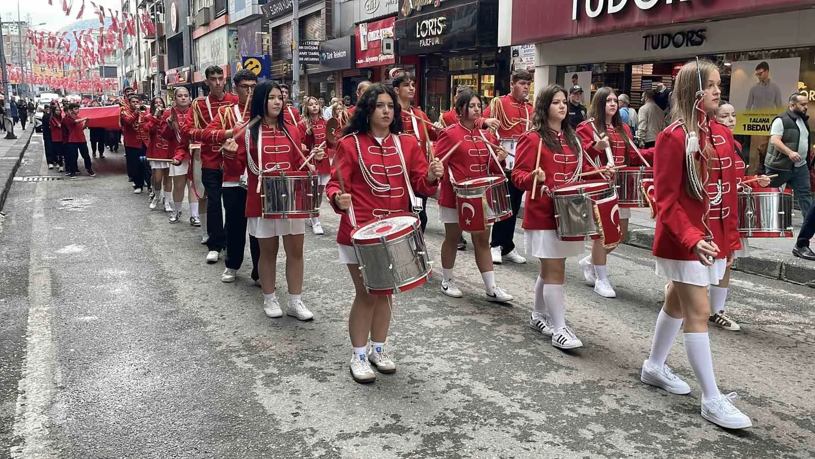ZONGULDAK’TA 19 EYLÜL GAZİLER GÜNÜ DOLAYISIYLA KENT MERKEZİNDE KORTEJ YÜRÜYÜŞÜ DÜZENLENDİ.