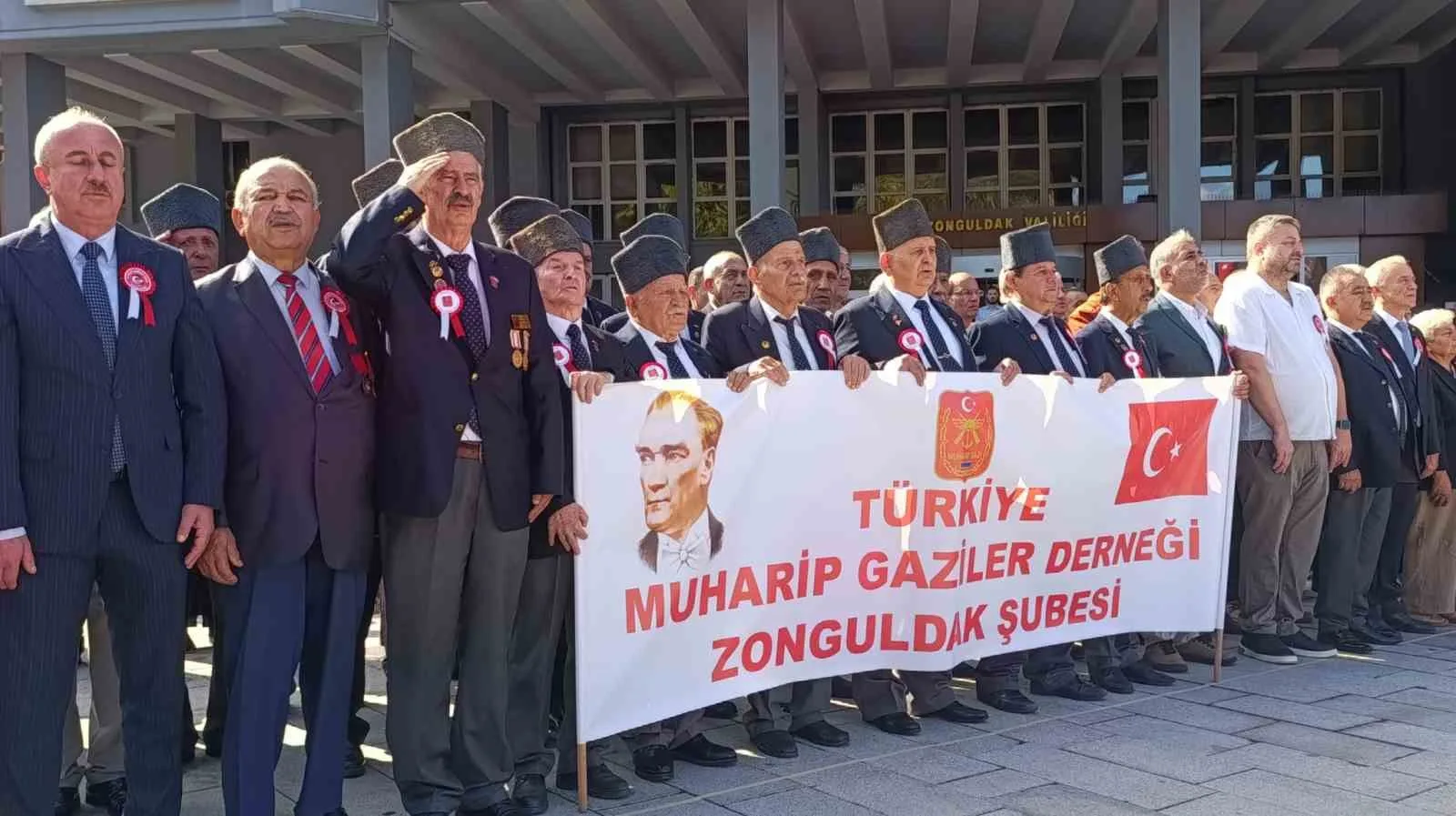 ZONGULDAK’TA 19 EYLÜL GAZİLER GÜNÜ DOLAYISIYLA ATATÜRK ANITI’NDA TÖREN DÜZENLENDİ. PROGRAMDA ANITA ÇELENK SUNULURKEN, SAYGI DURUŞUNDA BULUNULDU VE İSTİKLAL MARŞI OKUNDU.