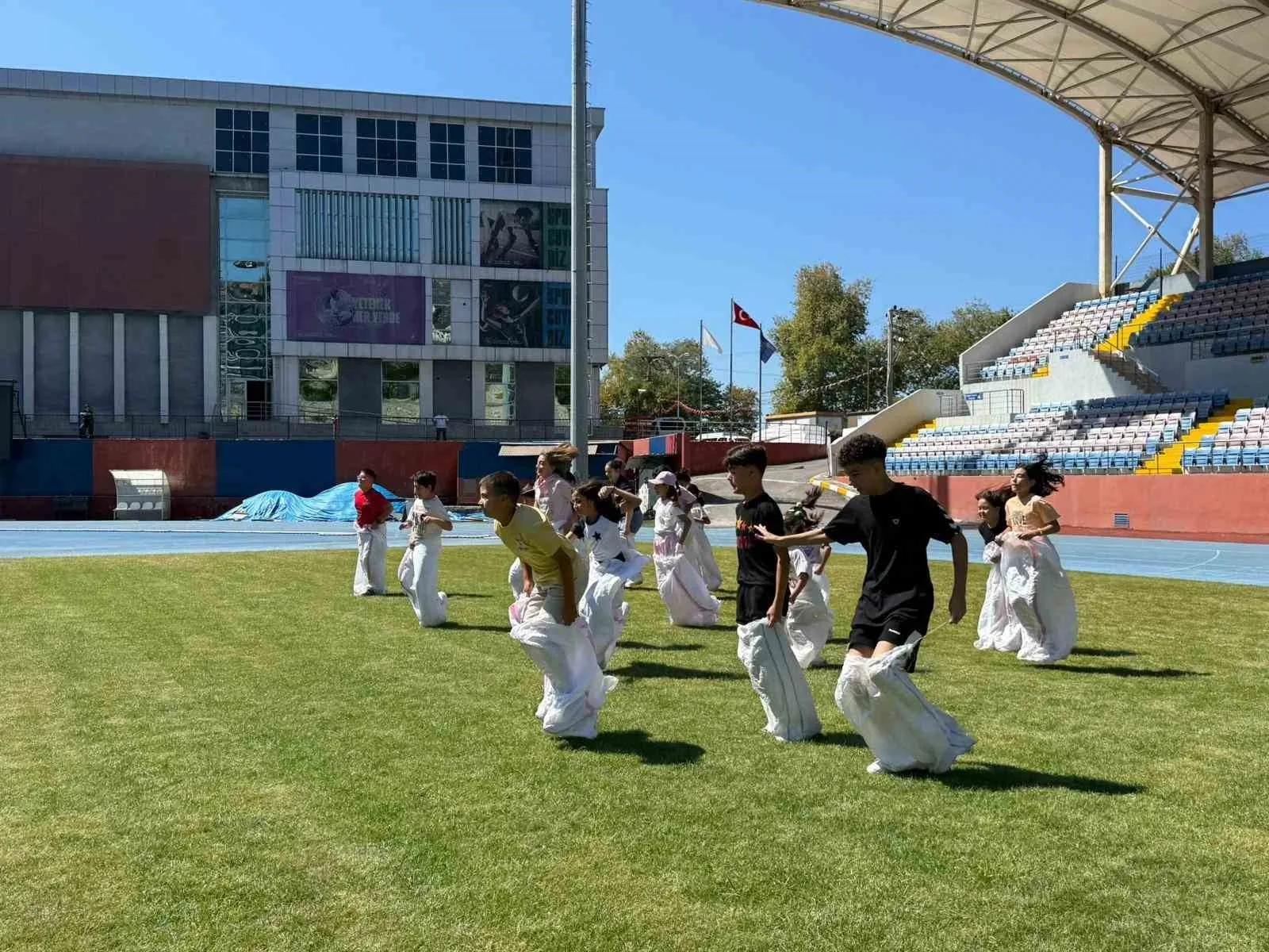 ZONGULDAK GENÇLİK VE SPOR İL MÜDÜRLÜĞÜ GENÇLİK HİZMETLERİ TARAFINDAN MERKEZ VE İLÇE GENÇLİK MERKEZLERİNİN KATILIMIYLA DÜZENLENEN GSB GENÇLİK YAZ KULÜBÜ KAPANIŞ ŞENLİĞİ, KARAELMAS KEMAL KÖKSAL STADYUMU’NDA GERÇEKLEŞTİRİLDİ.