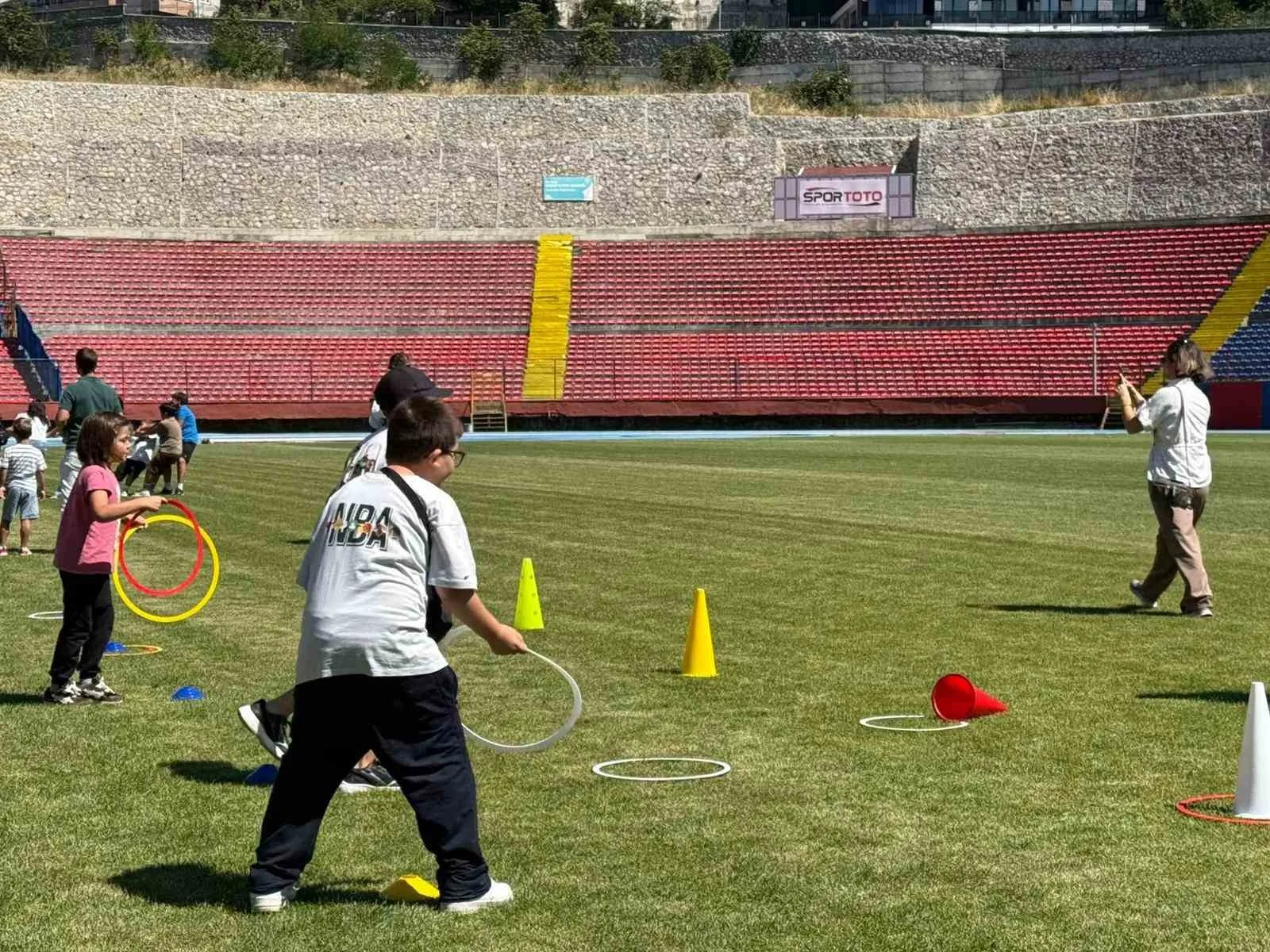 ZONGULDAK GENÇLİK VE SPOR İL MÜDÜRLÜĞÜ GENÇLİK HİZMETLERİ TARAFINDAN MERKEZ VE İLÇE GENÇLİK MERKEZLERİNİN KATILIMIYLA DÜZENLENEN GSB GENÇLİK YAZ KULÜBÜ KAPANIŞ ŞENLİĞİ, KARAELMAS KEMAL KÖKSAL STADYUMU’NDA GERÇEKLEŞTİRİLDİ.