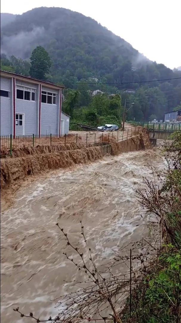 METEOROLOJİ GENEL MÜDÜRLÜĞÜNÜN BÖLGE İÇİN GÜNLER ÖNCESİNDEN YAPTIĞI ŞİDDETLİ YAĞIŞ VE SEL UYARISININ ARDINDAN ETKİLİ YAĞIŞLAR SEBEBİYLE KENTİN BİRÇOK NOKTASINDA BASKINLARINI YAŞANDI.