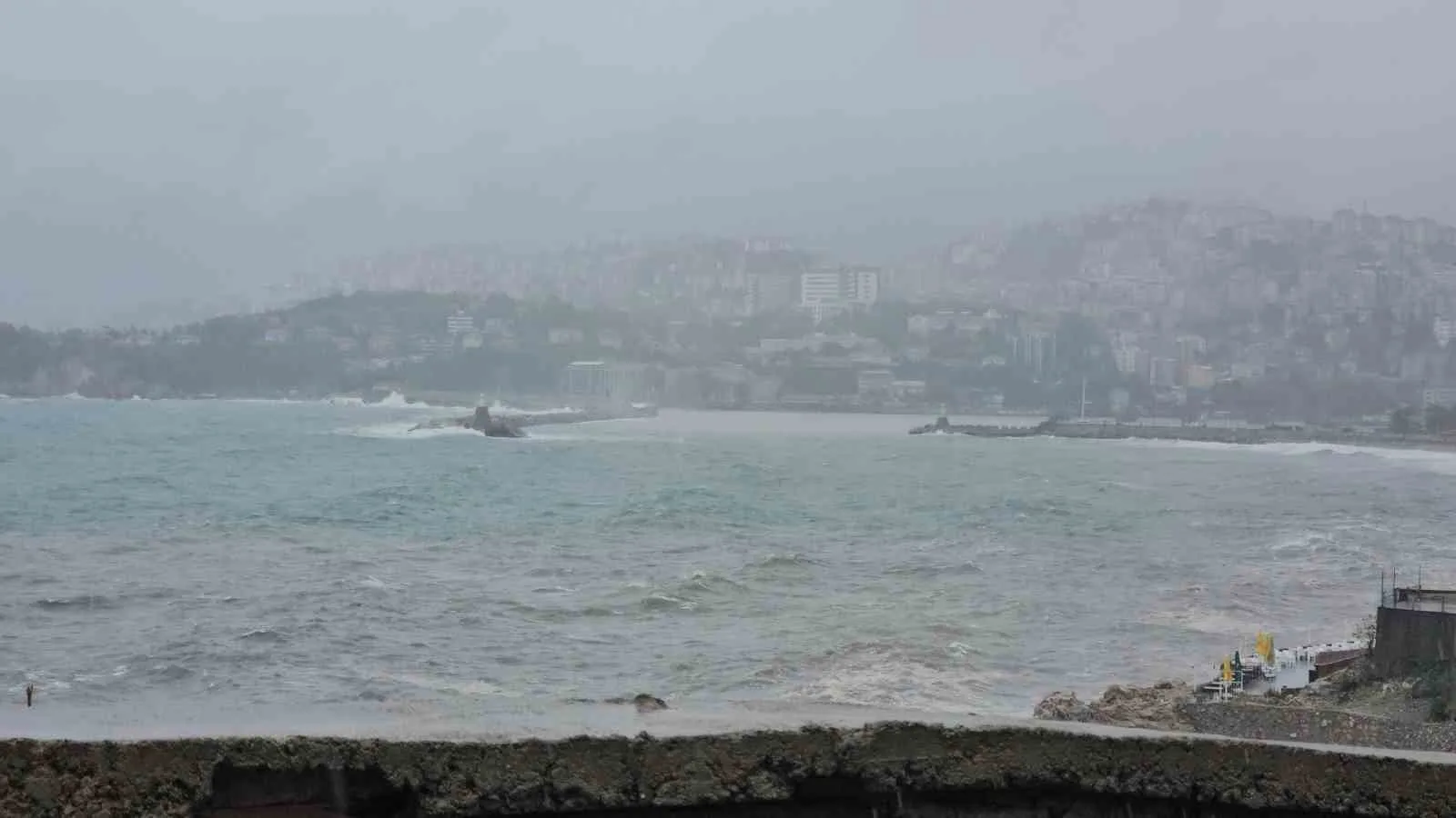 ZONGULDAK’TA SABAH SAATLERİNDE ETKİLİ OLAN SAĞANAK VE RÜZGAR, LİMANDA DALGALARA NEDEN OLURKEN DERELERİN TAŞIDIĞI ÇAMURLU SU NEDENİYLE DENİZİN RENGİ SARIYA DÖNDÜ.