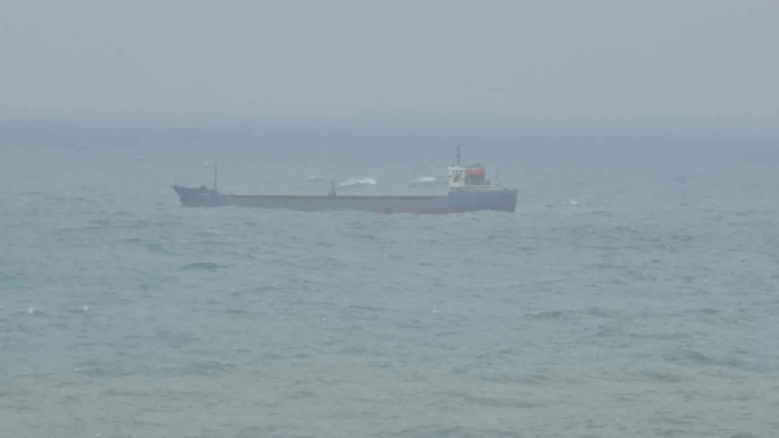 ZONGULDAK’TA SABAH SAATLERİNDE ETKİLİ OLAN SAĞANAK VE RÜZGAR, LİMANDA DALGALARA NEDEN OLURKEN DERELERİN TAŞIDIĞI ÇAMURLU SU NEDENİYLE DENİZİN RENGİ SARIYA DÖNDÜ.