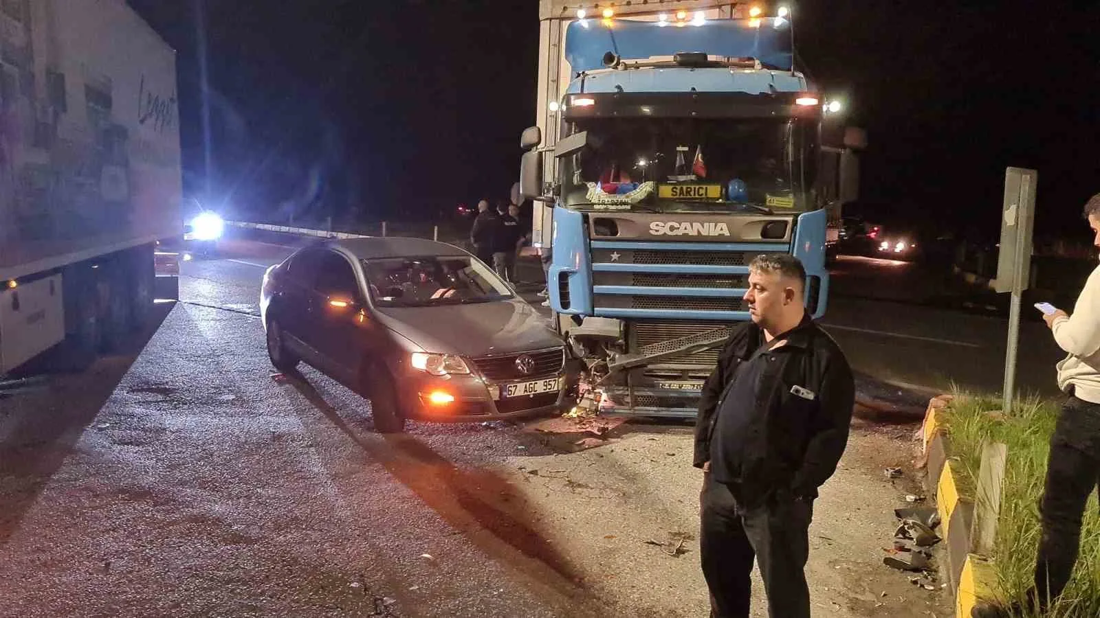 ZONGULDAK'IN ÇAYCUMA İLÇESİNDE, ANA YOLA ÇIKIŞ YAPMAKTA OLAN BİR TIR İLE SEYİR HALİNDEKİ OTOMOBİL KAVŞAK NOKTASINDA BÜYÜK BİR ŞİDDETLE ÇARPIŞTI.