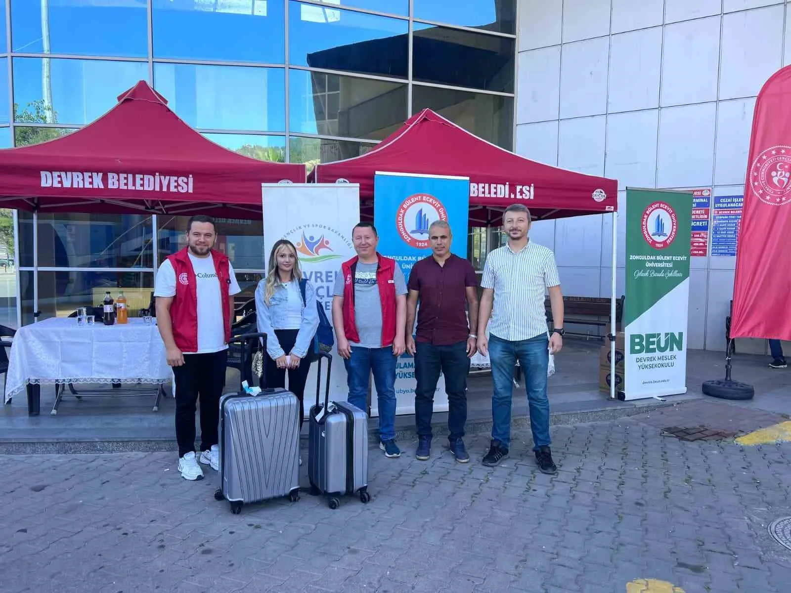 ÜNİVERSİTELERİN YENİ EĞİTİM YILINA BAŞLAMASINA SAYILI GÜNLER KALA ZONGULDAK’TA ÖĞRENCİ HAREKETLİLİĞİ BAŞLADI. KENTE GELEN ÖĞRENCİLER OTOGARDA KARŞILANIRKEN, YURTLARDA DA YENİ DÖNEM HAZIRLIKLARI SÜRÜYOR.