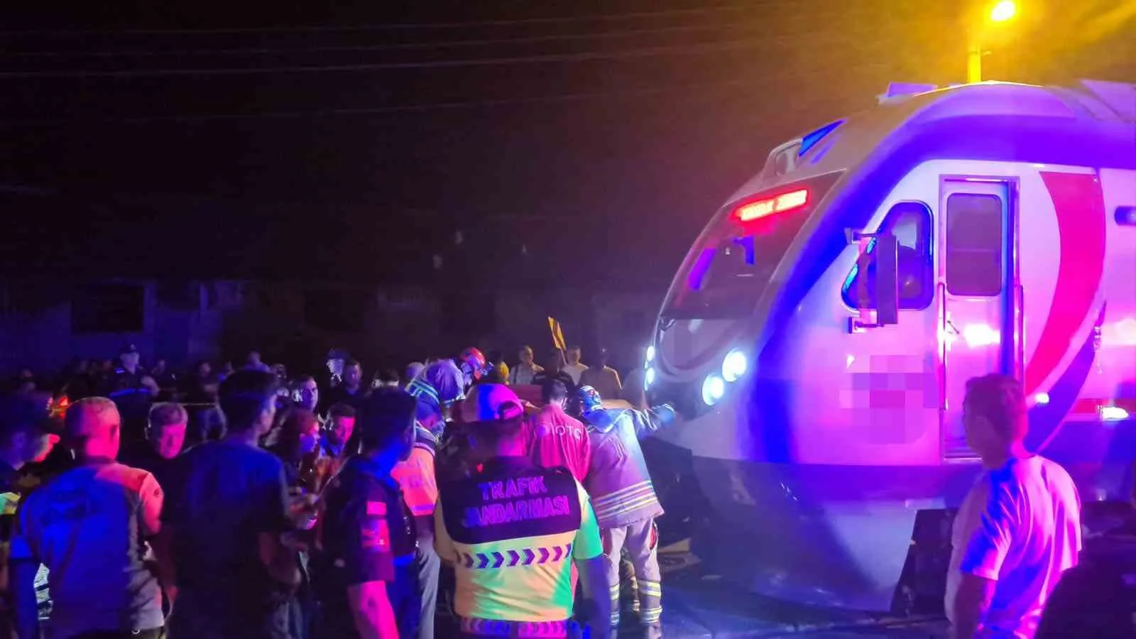 ZONGULDAK’TA BİR YOLCU TRENİ HEMZEMİN GEÇİTTEN GEÇMEYE ÇALIŞAN OTOMOBİLLE ÇARPIŞTI. KAZADA ARAÇTA BULUNAN 5 KİŞİ YARALANDI.
