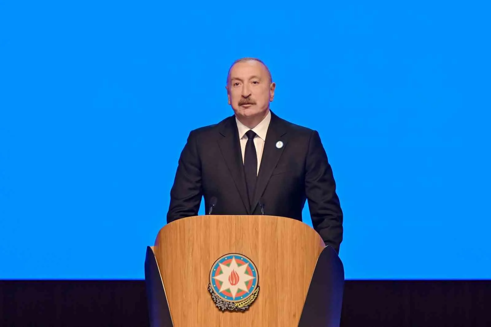 AZERBAYCAN CUMHURBAŞKANI İLHAM ALİYEV, YENİ AZERBAYCAN PARTİSİ'NİN (YAP) 8. KURULTAYI'NDA YAPTIĞI KONUŞMADA, "DIŞ POLİTİKAMIZI, KİMSENİN İŞLERİMİZE KARIŞMAYACAĞI ŞEKİLDE İNŞA EDİYORUZ VE ETMEYE DEVAM ETMELİYİZ. KİMSENİN YARDIMINA VEYA HİMAYESİNE İHTİYACIMIZ YOK" DEDİ.