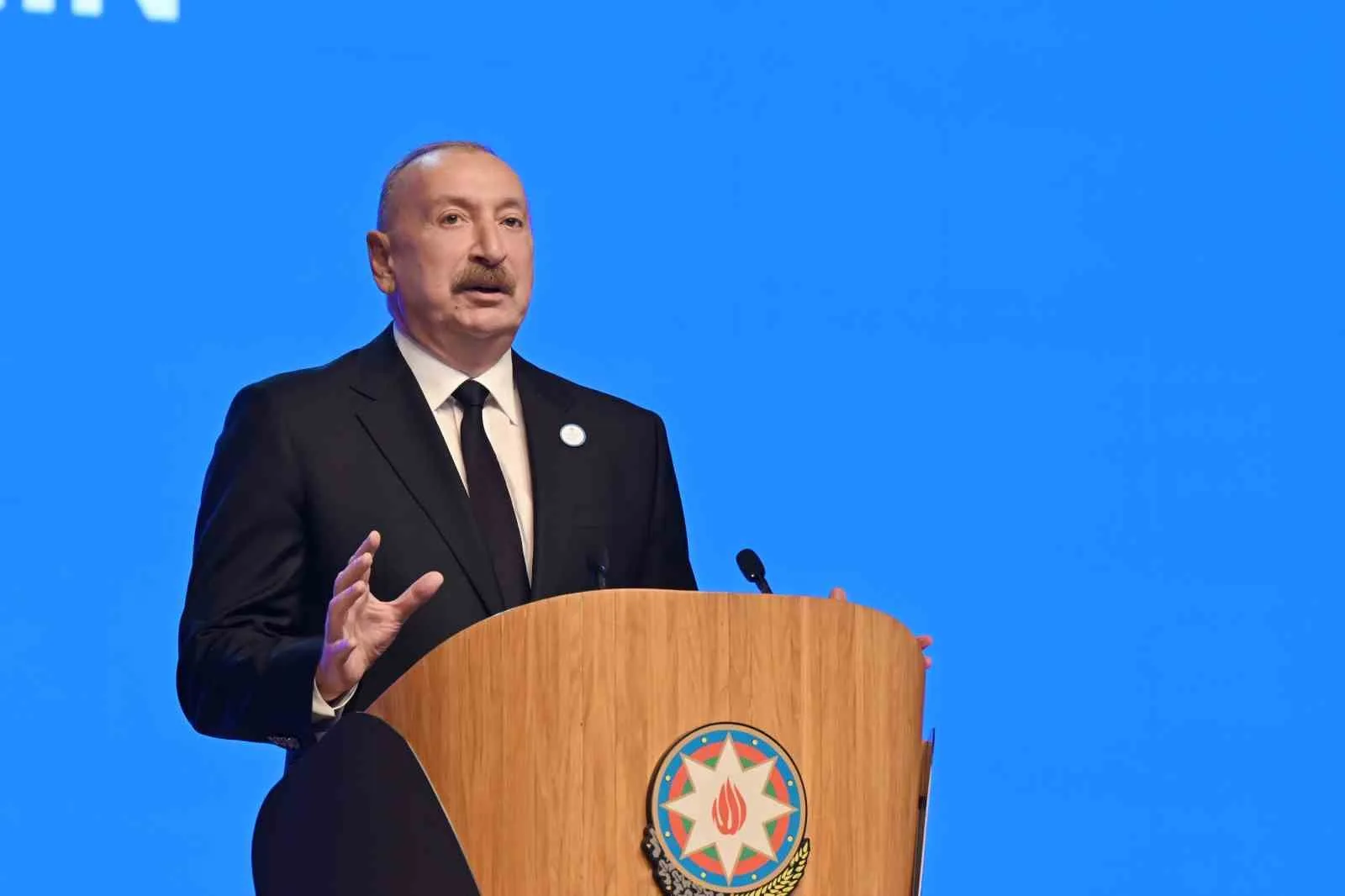 ALİYEV, "İSLAM DAYANIŞMASININ GÜÇLENDİRİLMESİ İÇİN NE KADAR BÜYÜK ÇABALAR SARF ETTİĞİMİZİ VE BU ALANDA NASIL BİRLEŞTİRİCİ BİR ROL OYNADIĞIMIZI HERKES ÇOK İYİ BİLİYOR. HEM TARİHİMİZ HEM BUGÜNÜMÜZ, ATTIĞIMIZ SİYASİ ADIMLAR VE SAHİP OLDUĞUMUZ İMKANLAR BUNA ZEMİN HAZIRLAMAKTADIR" İFADELERİNİ KULLANDI.