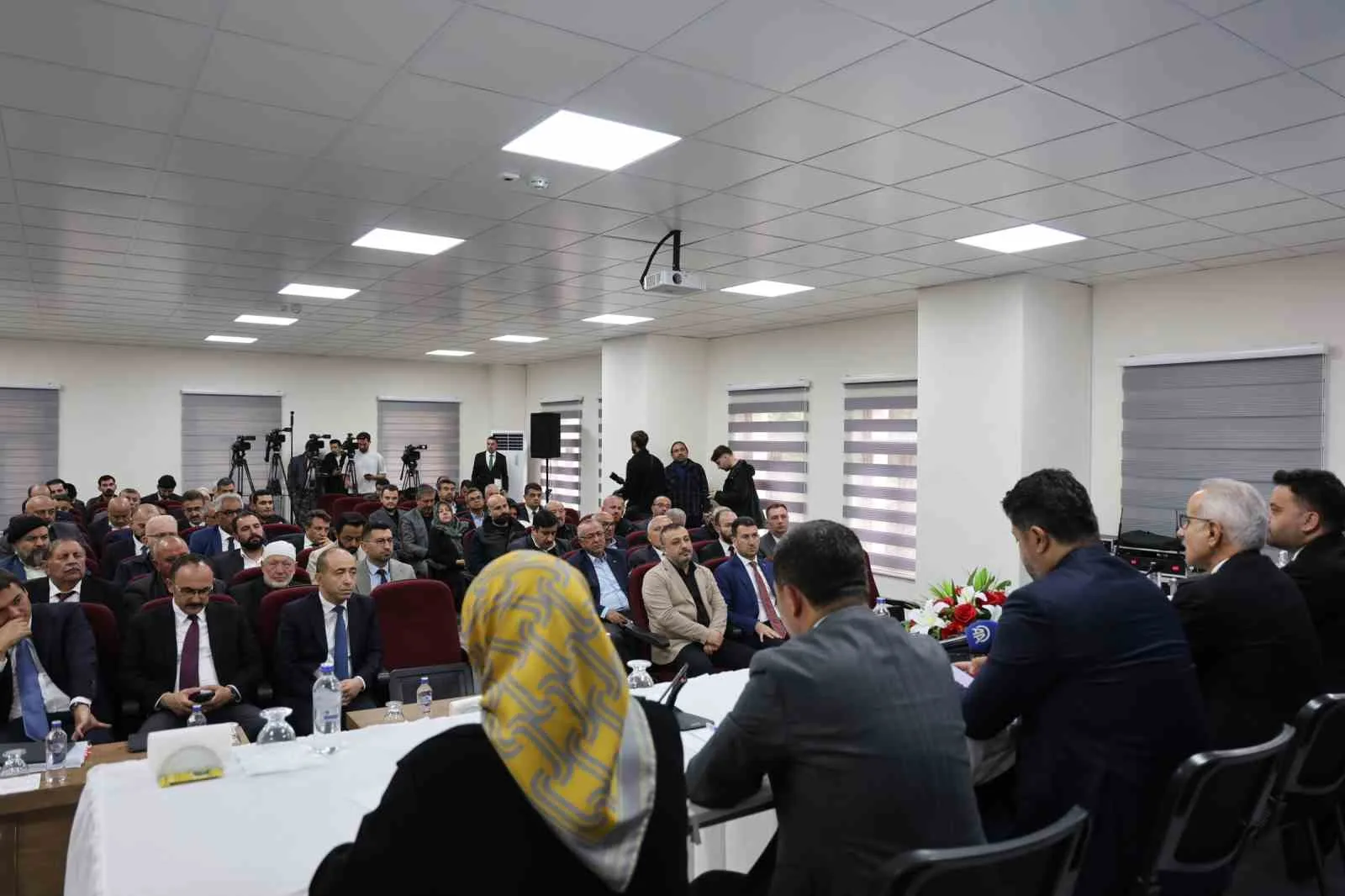 BAKAN URALOĞLU, NEVŞEHİR PROGRAMI KAPSAMINDA KENTTEKİ SİVİL TOPLUM KURULUŞLARININ TEMSİLCİLERİ VE VATANDAŞLARLA BİR ARAYA GELDİ.