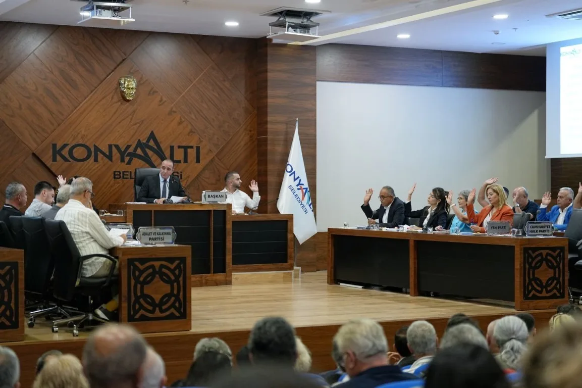 CHP’NİN ‘KESİN İHRAÇ’ TALEBİYLE DİSİPLİNE SEVK ETTİĞİ VE BU SABAH PARTİSİNDEN İSTİFA ETTİĞİNİ AÇIKLAYAN KONYAALTI BELEDİYE BAŞKANI CEM KOTAN’IN KATILDIĞI MECLİS TOPLANTISINDA GERGİNLİK YAŞANDI.