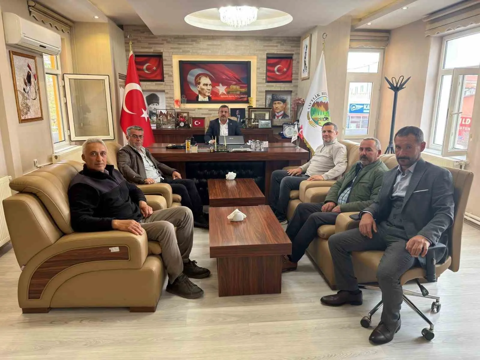 ÇAKIL; BELEDİYE MECLİS ÜYELERİYLE YAPILAN DEĞERLENDİRMELERİN ARDINDAN SİYASİ HAYATINA BAĞIMSIZ OLARAK DEVAM ETME KARARI ALDIKLARINI DUYURDU.