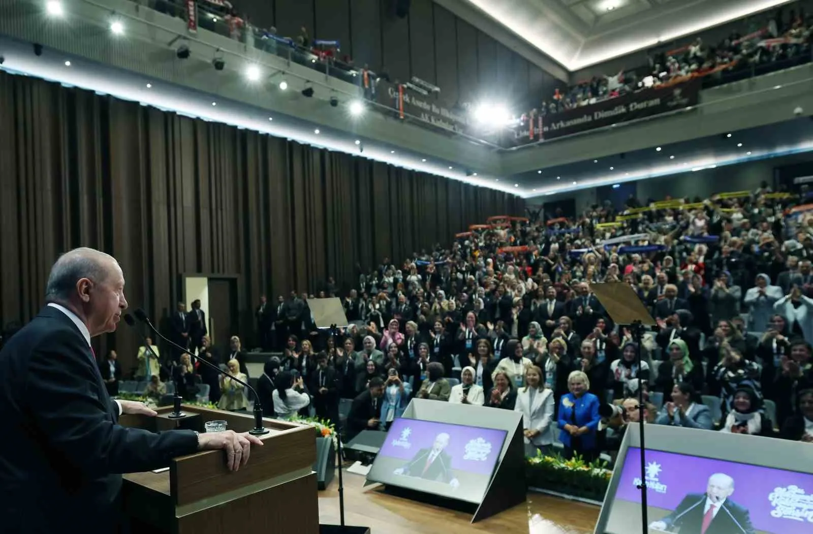 CUMHURBAŞKANI ERDOĞAN, AK PARTİ GENEL MERKEZ KADIN KOLLARI BAŞKANLIĞINCA AK PARTİ KONGRE MERKEZİ'NDE DÜZENLENEN İSTANBUL İL KADIN KOLLARI MAHALLE BAŞKANLARI İSTİŞARE VE DEĞERLENDİRME TOPLANTISI'NA KATILDI.