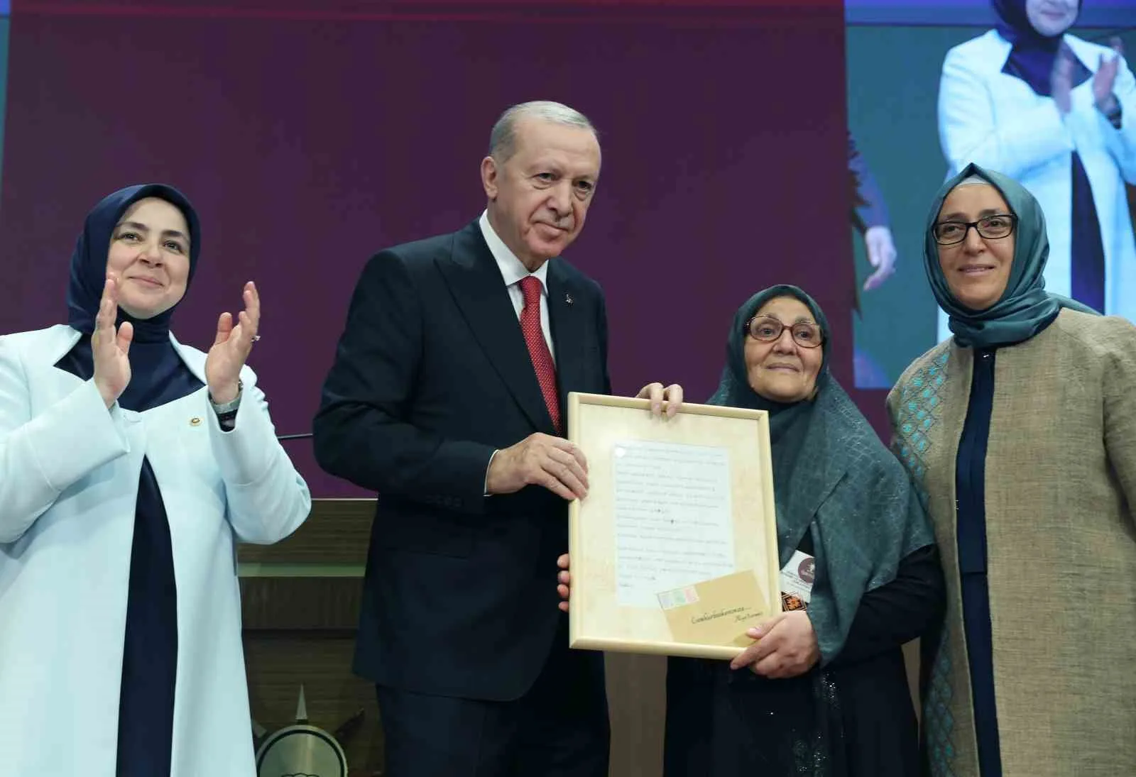 AYRICA PROGRAMIN SONUNDA CUMHURBAŞKANI ERDOĞAN'IN EŞİ EMİNE ERDOĞAN'IN TEŞRİFLERİYLE YÜRÜTÜLEN OKUMA YAZMA ÇALIŞMALARI KAPSAMINDA 55 YAŞINDA OKUMA YAZMAYI ÖĞRENEN ASYA DURMAZ'IN KALEME ALDIĞI MEKTUP CUMHURBAŞKANI ERDOĞAN'A HEDİYE EDİLDİ.