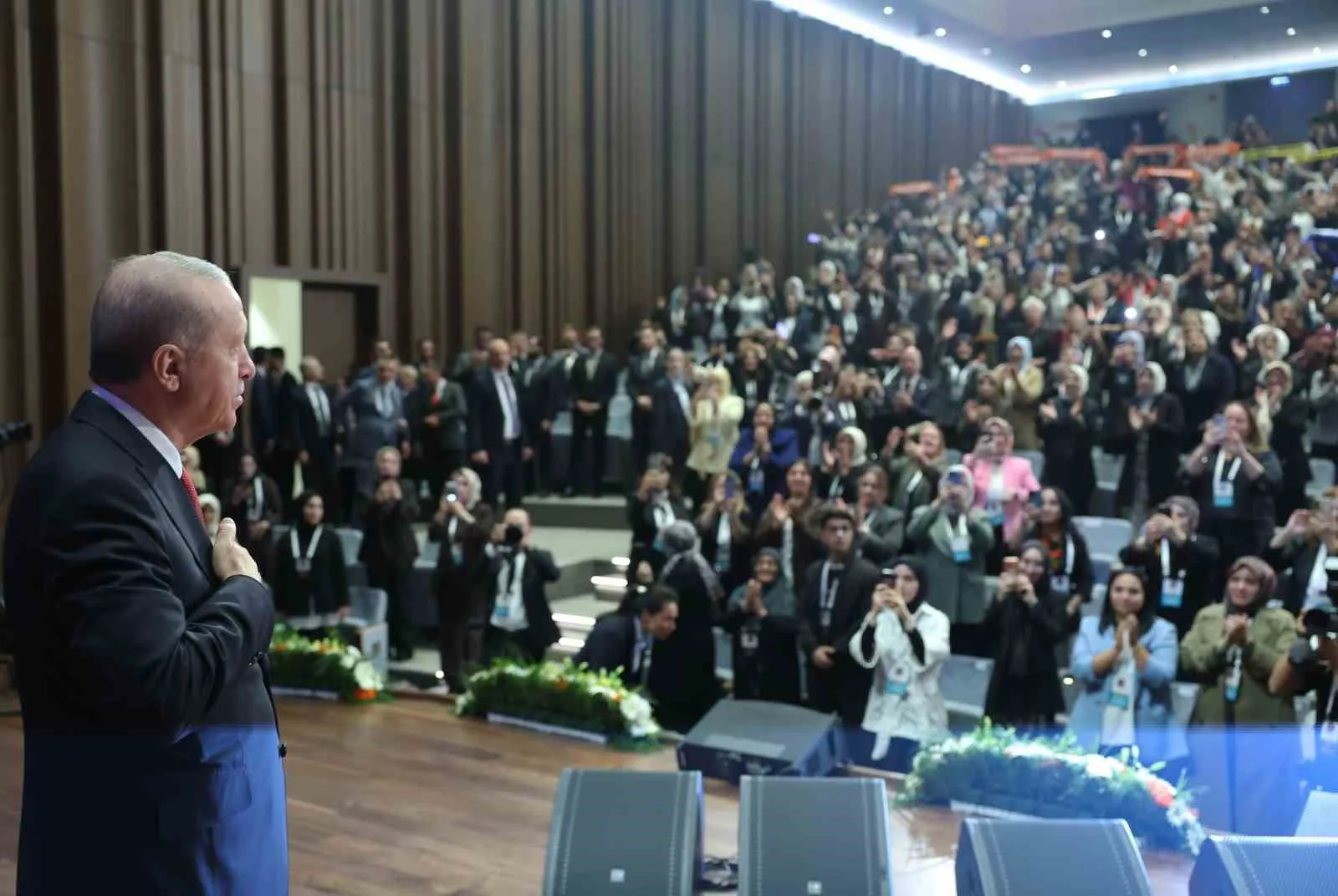 CUMHURBAŞKANI RECEP TAYYİP ERDOĞAN, "VESAYETÇİLERİN ÖRDÜĞÜ TEK TİPÇİ DUVARLAR, AK PARTİ'Yİ İHYA EDEN, BU HAREKETİ İNŞA EDEN, KÖTÜ GİDİŞATA İTİRAZ EDEN KADINLARIN MÜCADELESİYLE YIKILMIŞTIR" DEDİ.