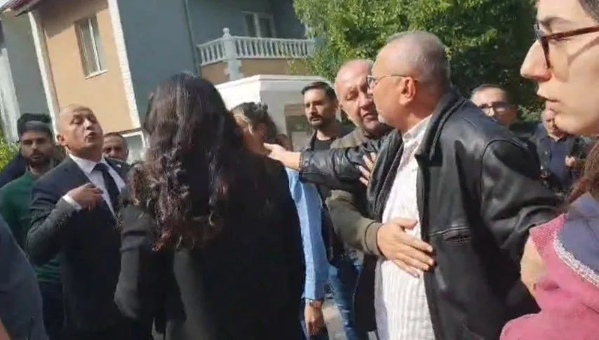 YENİ PARTİ'NİN BASIN AÇIKLAMASI YAPTIĞI SİTENİN YÖNETİCİSİ, YP İLÇE BAŞKANI UĞUR COŞKUN'A, GÜRÜLTÜ YAPTIKLARI İÇİN TEPKİ GÖSTERDİ.