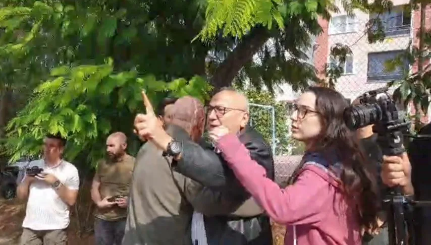 YENİ PARTİ PAMUKKALE İLÇE BAŞKANLIĞININ, YAKLAŞIK 120 GÜNDÜR EV HAPSİNDE BULUNAN AHMET GÜMÜŞ'LE İLGİLİ, OTURDUĞU SİTEDE DÜZENLEDİĞİ BASIN AÇIKLAMASINDA GERGİN ANLAR YAŞANDI.