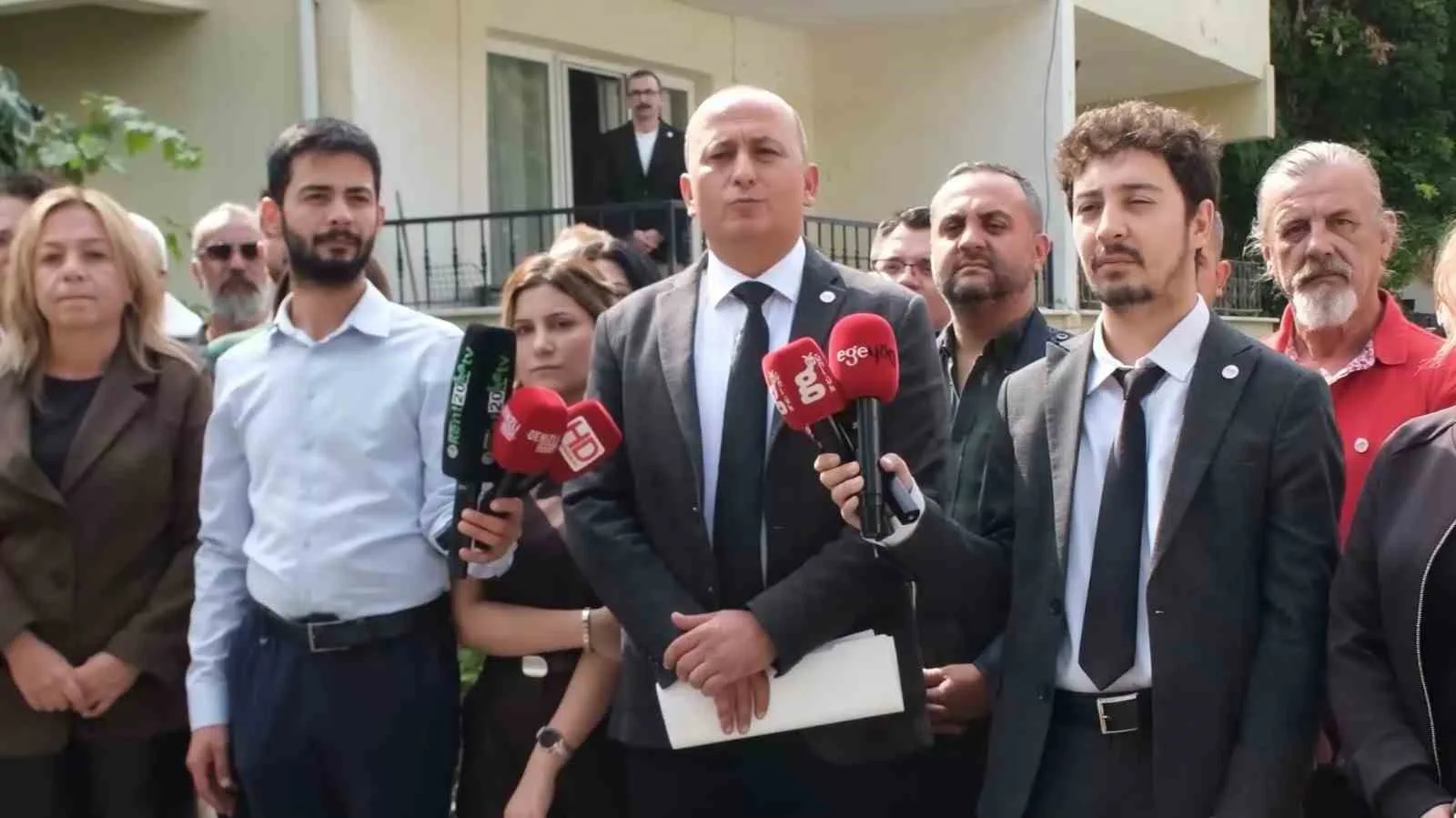 YENİ PARTİ PAMUKKALE İLÇE BAŞKANLIĞI’NIN, YAKLAŞIK 120 GÜNDÜR EV HAPSİNDE BULUNAN AHMET GÜMÜŞ’LE İLGİLİ DÜZENLEDİĞİ BASIN AÇIKLAMASINDA GERGİN ANLAR YAŞANDI. BASIN AÇIKLAMASININ YAPILDIĞI SİTENİN YÖNETİCİSİ OLDUĞUNU BELİRTEN BİR KİŞİ, İLÇE BAŞKANI AV. UĞUR COŞKUN’A TEPKİ GÖSTERİRKEN TARTIŞMANIN BÜYÜMESİYLE KÜFÜRLÜ İFADELER KULLANILDI. O ANLAR KAMERALARA YANSIDI.