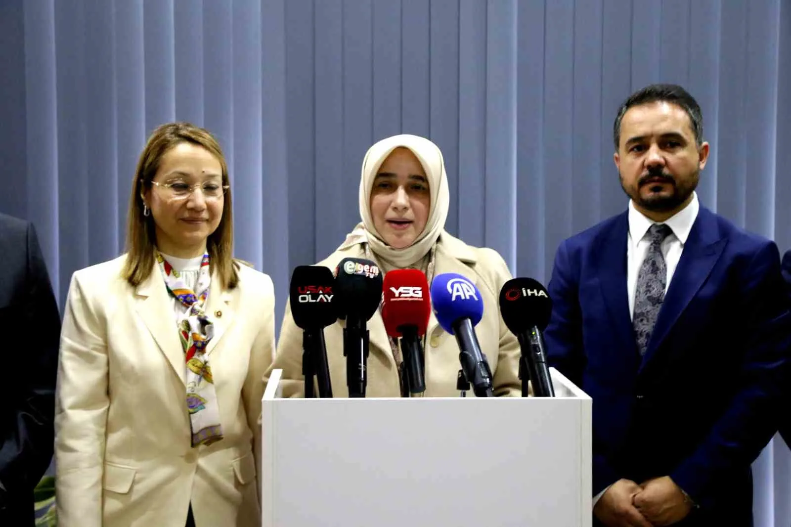 TÜRKİYE YÜZYILI BULUŞMALARI KAPSAMINDA UŞAK'A GELEN AK PARTİ GRUP BAŞKANVEKİLİ ÖZLEM ZENGİN, PARTİSİNİN İL BİNASINDA BASIN MENSUPLARINA AÇIKLAMALARDA BULUNDU.