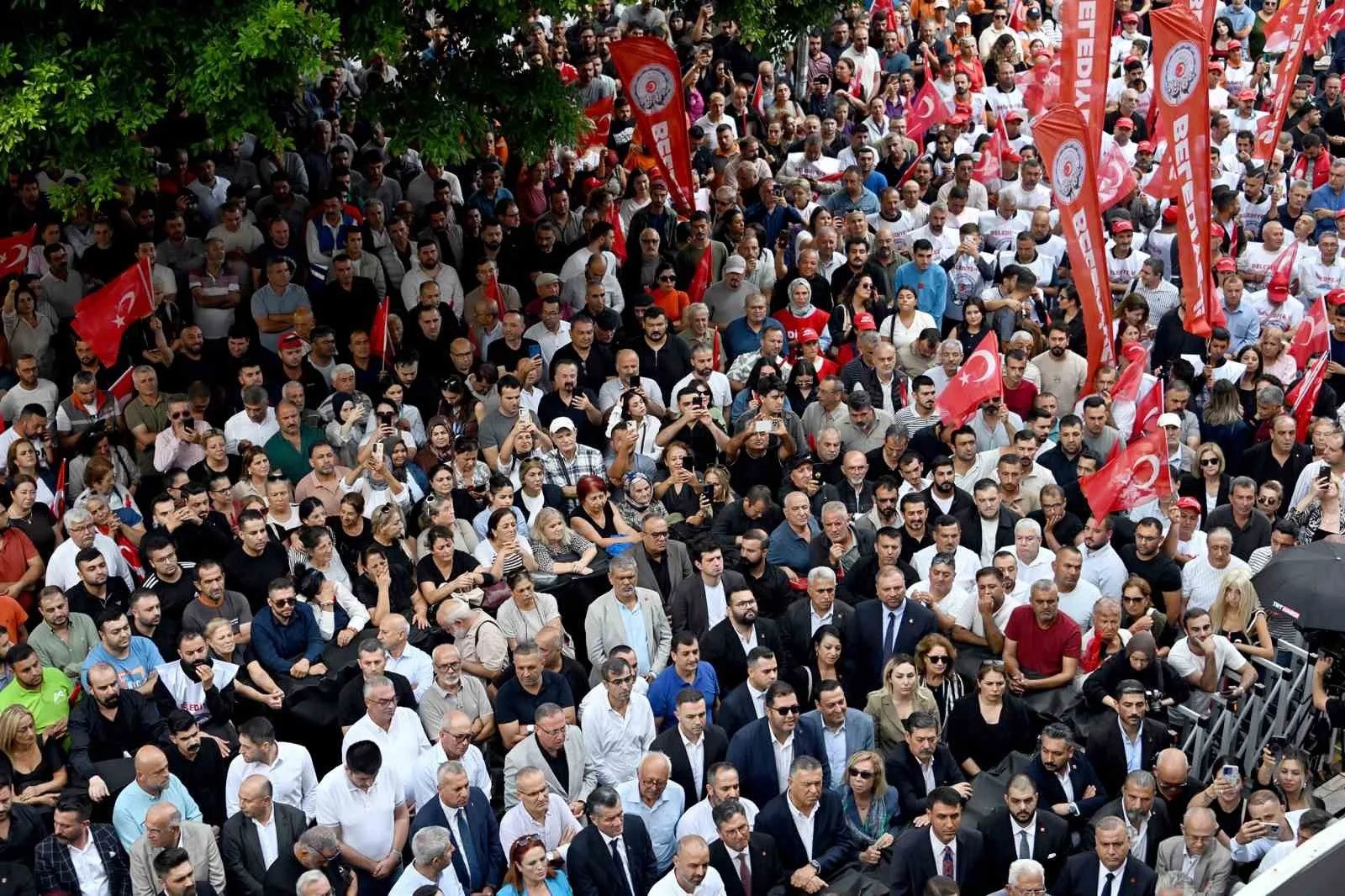 CHP GENEL BAŞKANI KEMAL KILIÇDAROĞLU, MERSİN BÜYÜKŞEHİR BELEDİYESİ ÖNÜNDE TOPLANAN KALABALIĞA HİTAP EDEREK, TUTUKLU BULUNAN MERSİN BÜYÜKŞEHİR BELEDİYE BAŞKANI VAHAP SEÇER’İN SERBEST BIRAKILARAK GÖREVİNE DÖNMESİ ÇAĞRISINDA BULUNDU.