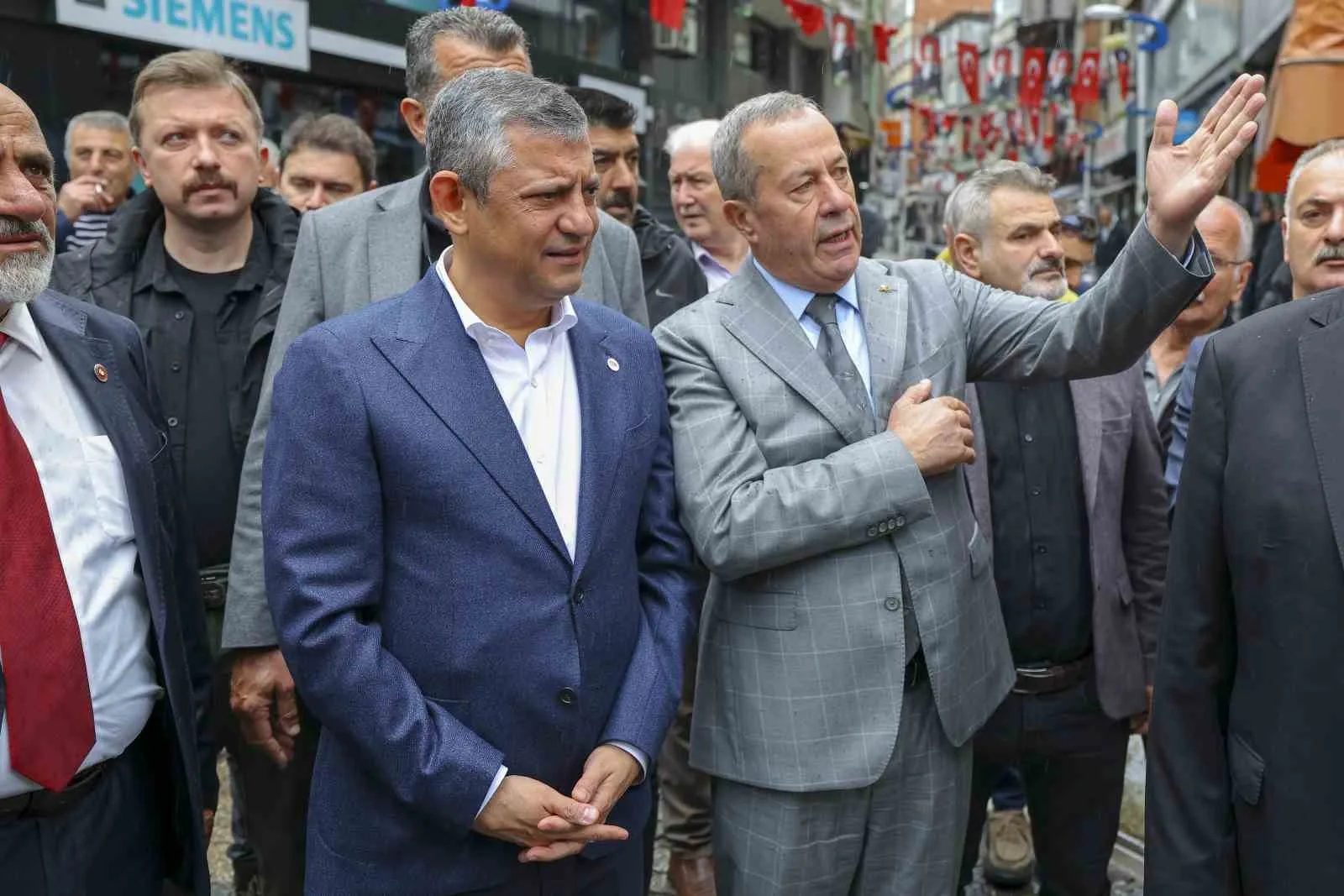 YENİ PARTİ GENEL BAŞKANI ÖZGÜR ÖZEL, RİZE'NİN PAZAR İLÇESİNDE MEYDANA GELEN SEL VE HEYELANLARIN ARDINDAN BÖLGEYİ ZİYARET EDEREK ESNAFLA BİR ARAYA GELDİ